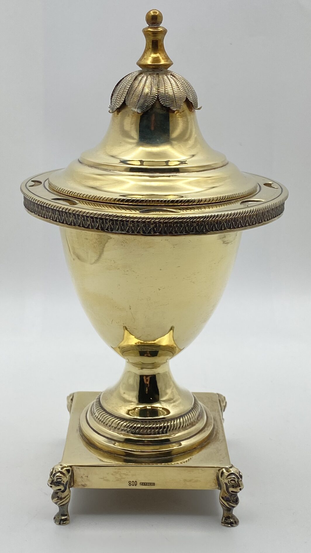 MAGNIFICA ZUCCHERIERA STILE IMPERO, IN ARGENTO VERMEIL FINEMENTE SAGOMATO E CESELLATO, CON OTTO CUCCHIAINI ORIGINALI, POGGIANTE SU PIEDINI ZOOMORFI. OPERA DELLA PRESTIGIOSA ARGENTERIA ROMANA PETOCHI. ITALIA, INIZI XX sec. - immagine 11