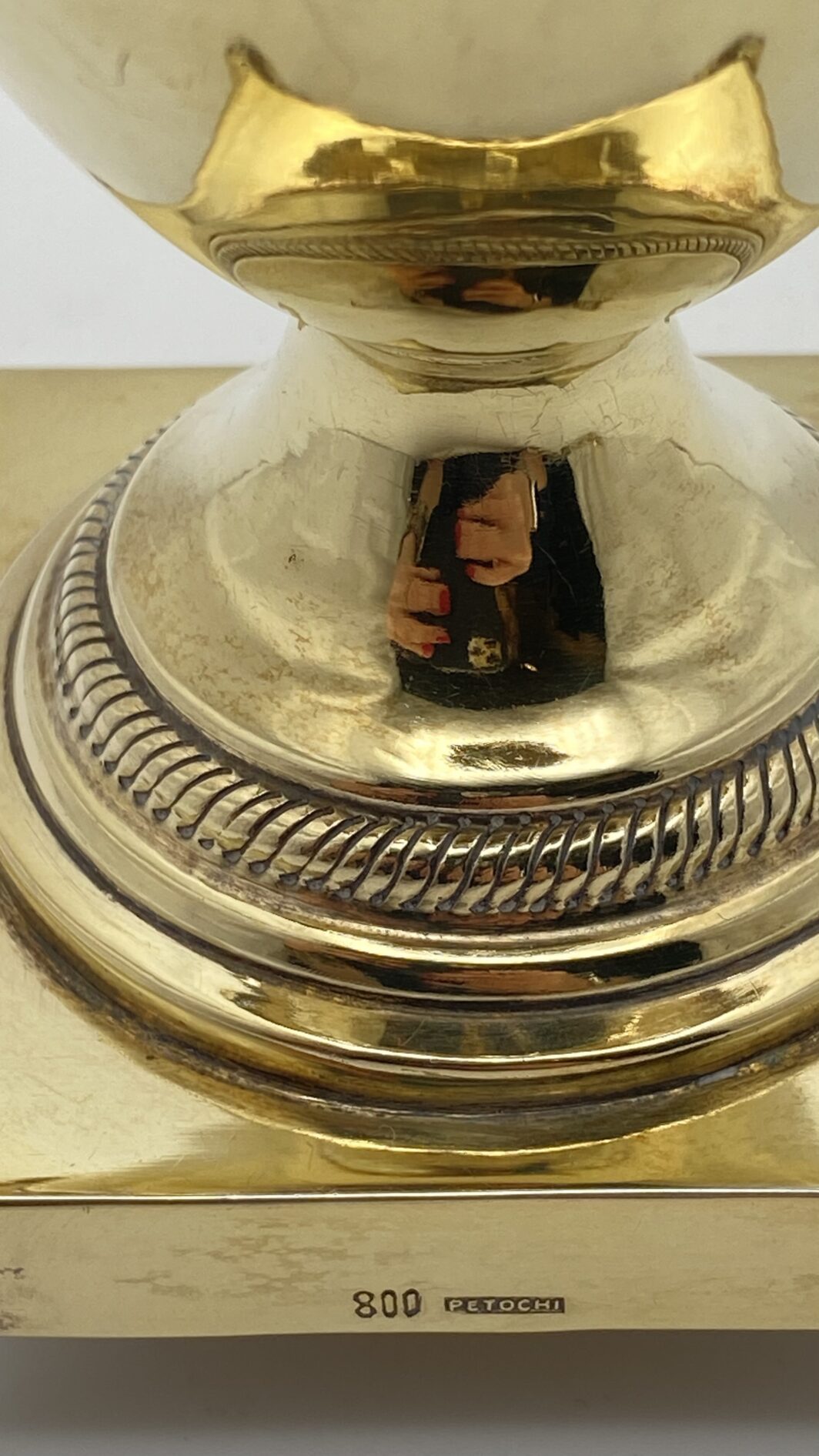 MAGNIFICA ZUCCHERIERA STILE IMPERO, IN ARGENTO VERMEIL FINEMENTE SAGOMATO E CESELLATO, CON OTTO CUCCHIAINI ORIGINALI, POGGIANTE SU PIEDINI ZOOMORFI. OPERA DELLA PRESTIGIOSA ARGENTERIA ROMANA PETOCHI. ITALIA, INIZI XX sec. - immagine 13