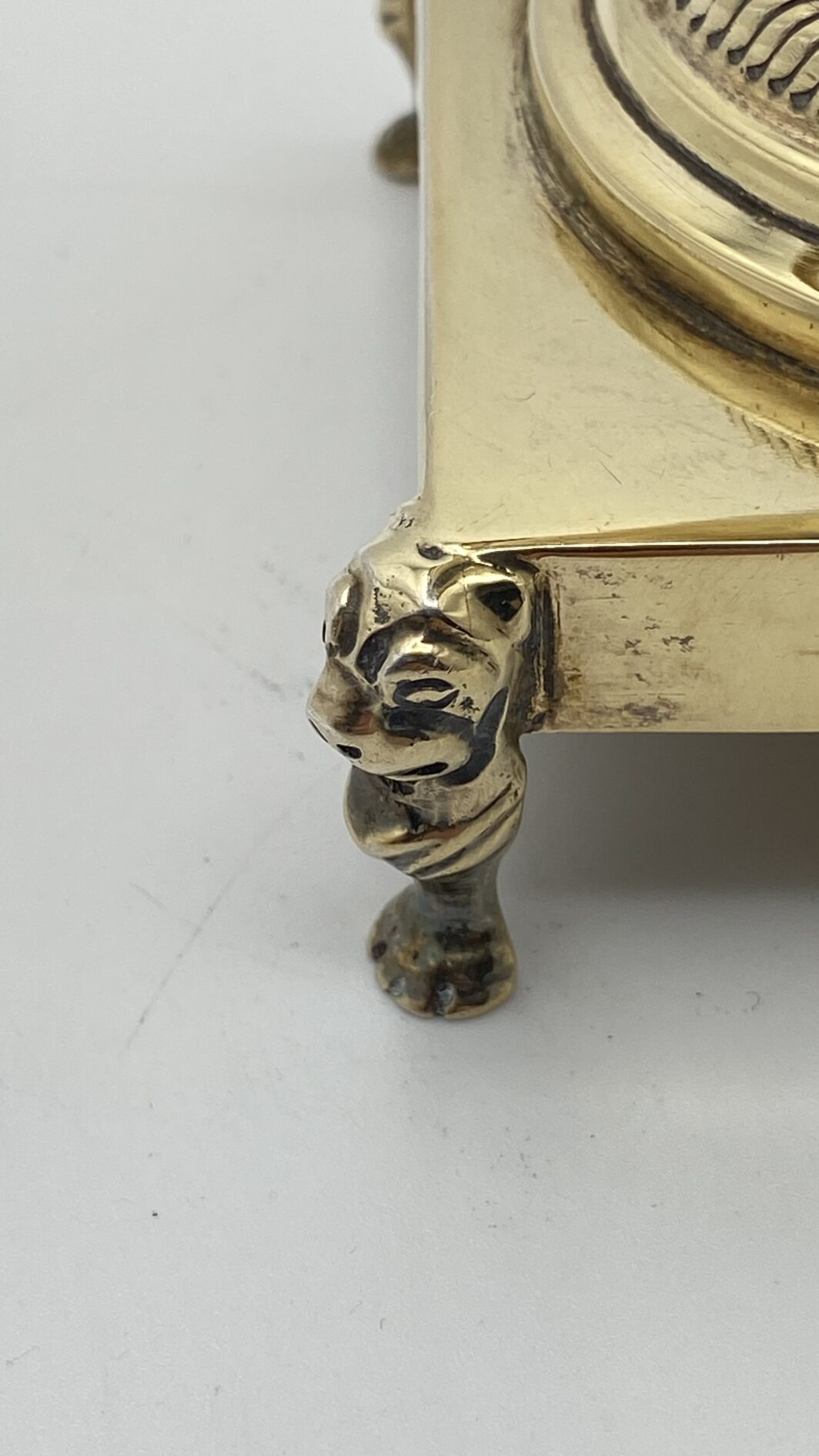 MAGNIFICA ZUCCHERIERA STILE IMPERO, IN ARGENTO VERMEIL FINEMENTE SAGOMATO E CESELLATO, CON OTTO CUCCHIAINI ORIGINALI, POGGIANTE SU PIEDINI ZOOMORFI. OPERA DELLA PRESTIGIOSA ARGENTERIA ROMANA PETOCHI. ITALIA, INIZI XX sec. - immagine 18
