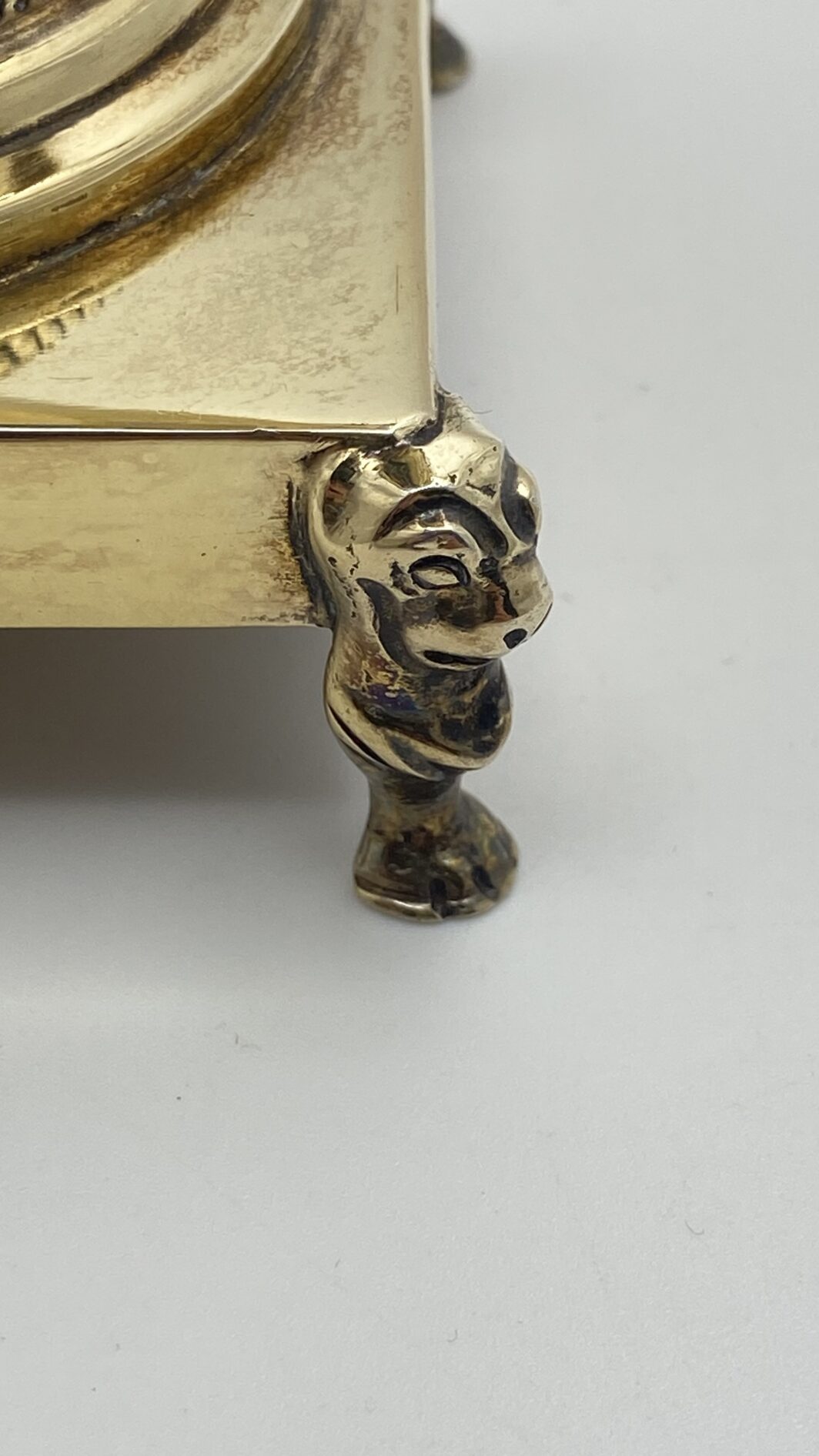 MAGNIFICA ZUCCHERIERA STILE IMPERO, IN ARGENTO VERMEIL FINEMENTE SAGOMATO E CESELLATO, CON OTTO CUCCHIAINI ORIGINALI, POGGIANTE SU PIEDINI ZOOMORFI. OPERA DELLA PRESTIGIOSA ARGENTERIA ROMANA PETOCHI. ITALIA, INIZI XX sec. - immagine 17