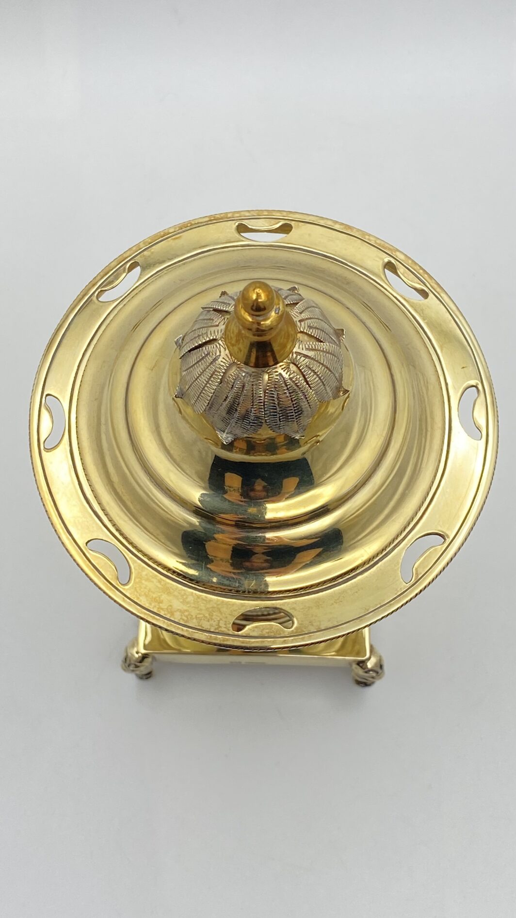 MAGNIFICA ZUCCHERIERA STILE IMPERO, IN ARGENTO VERMEIL FINEMENTE SAGOMATO E CESELLATO, CON OTTO CUCCHIAINI ORIGINALI, POGGIANTE SU PIEDINI ZOOMORFI. OPERA DELLA PRESTIGIOSA ARGENTERIA ROMANA PETOCHI. ITALIA, INIZI XX sec. - immagine 16
