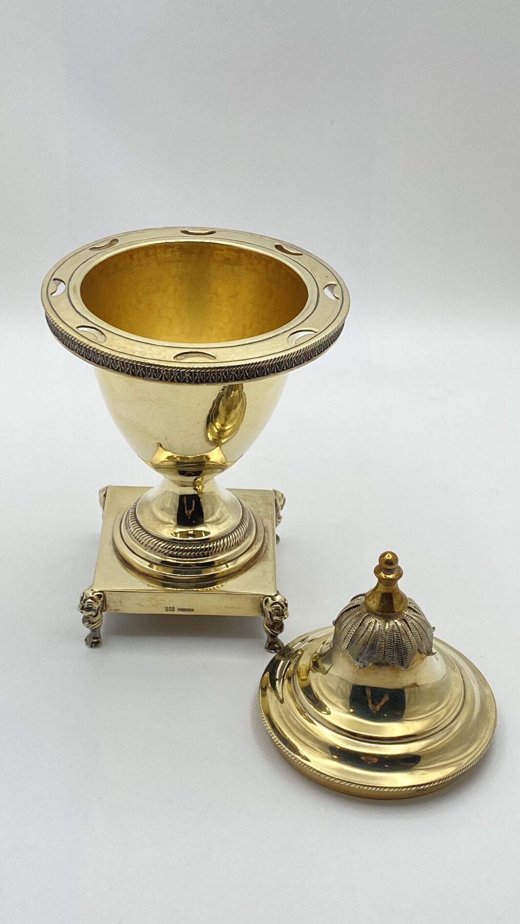 MAGNIFICA ZUCCHERIERA STILE IMPERO, IN ARGENTO VERMEIL FINEMENTE SAGOMATO E CESELLATO, CON OTTO CUCCHIAINI ORIGINALI, POGGIANTE SU PIEDINI ZOOMORFI. OPERA DELLA PRESTIGIOSA ARGENTERIA ROMANA PETOCHI. ITALIA, INIZI XX sec. - immagine 15