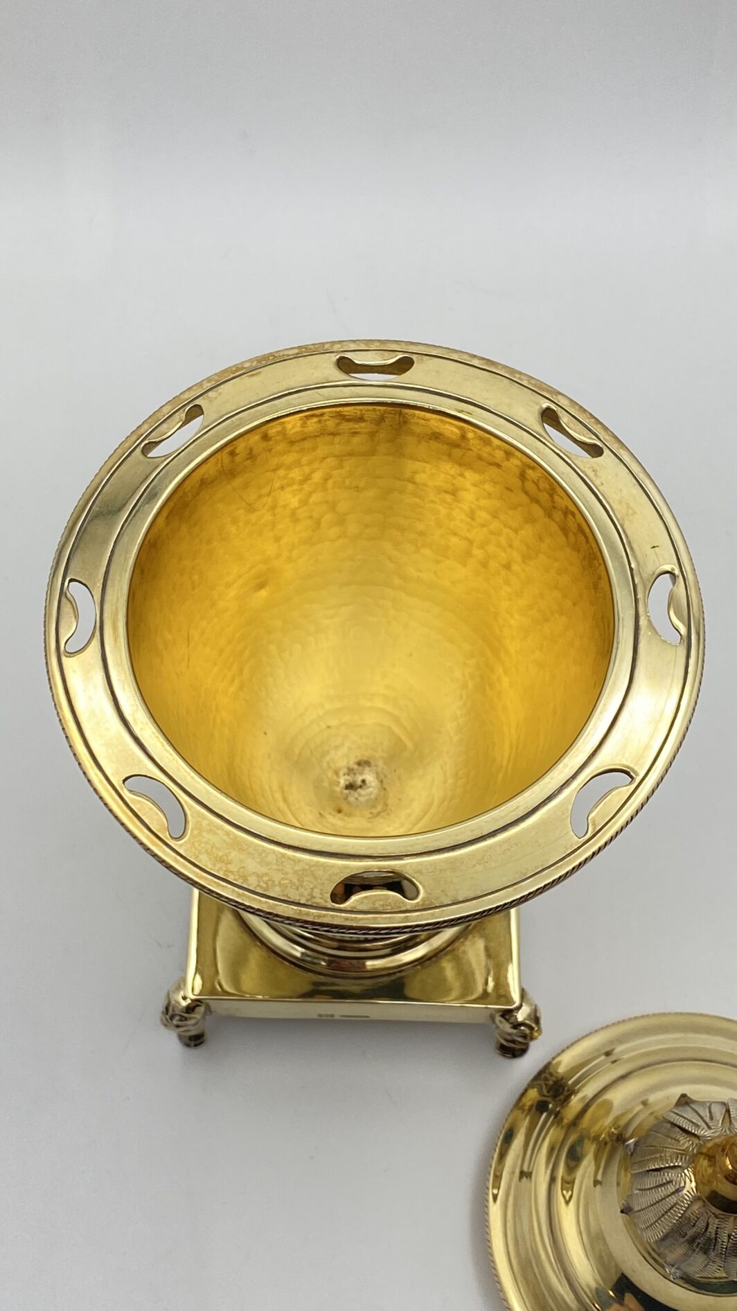 MAGNIFICA ZUCCHERIERA STILE IMPERO, IN ARGENTO VERMEIL FINEMENTE SAGOMATO E CESELLATO, CON OTTO CUCCHIAINI ORIGINALI, POGGIANTE SU PIEDINI ZOOMORFI. OPERA DELLA PRESTIGIOSA ARGENTERIA ROMANA PETOCHI. ITALIA, INIZI XX sec. - immagine 14