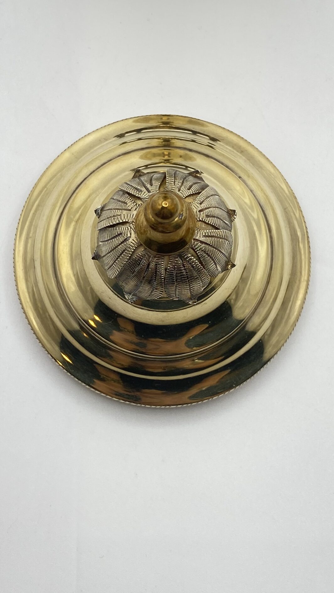 MAGNIFICA ZUCCHERIERA STILE IMPERO, IN ARGENTO VERMEIL FINEMENTE SAGOMATO E CESELLATO, CON OTTO CUCCHIAINI ORIGINALI, POGGIANTE SU PIEDINI ZOOMORFI. OPERA DELLA PRESTIGIOSA ARGENTERIA ROMANA PETOCHI. ITALIA, INIZI XX sec. - immagine 19