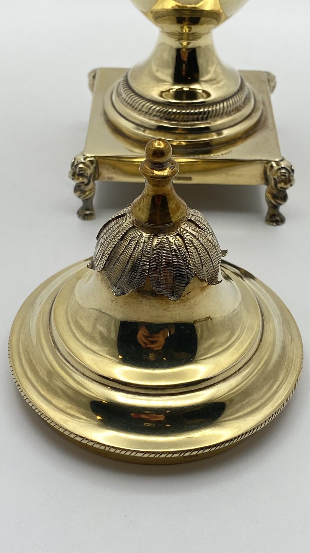 MAGNIFICA ZUCCHERIERA STILE IMPERO, IN ARGENTO VERMEIL FINEMENTE SAGOMATO E CESELLATO, CON OTTO CUCCHIAINI ORIGINALI, POGGIANTE SU PIEDINI ZOOMORFI. OPERA DELLA PRESTIGIOSA ARGENTERIA ROMANA PETOCHI. ITALIA, INIZI XX sec. - immagine 20