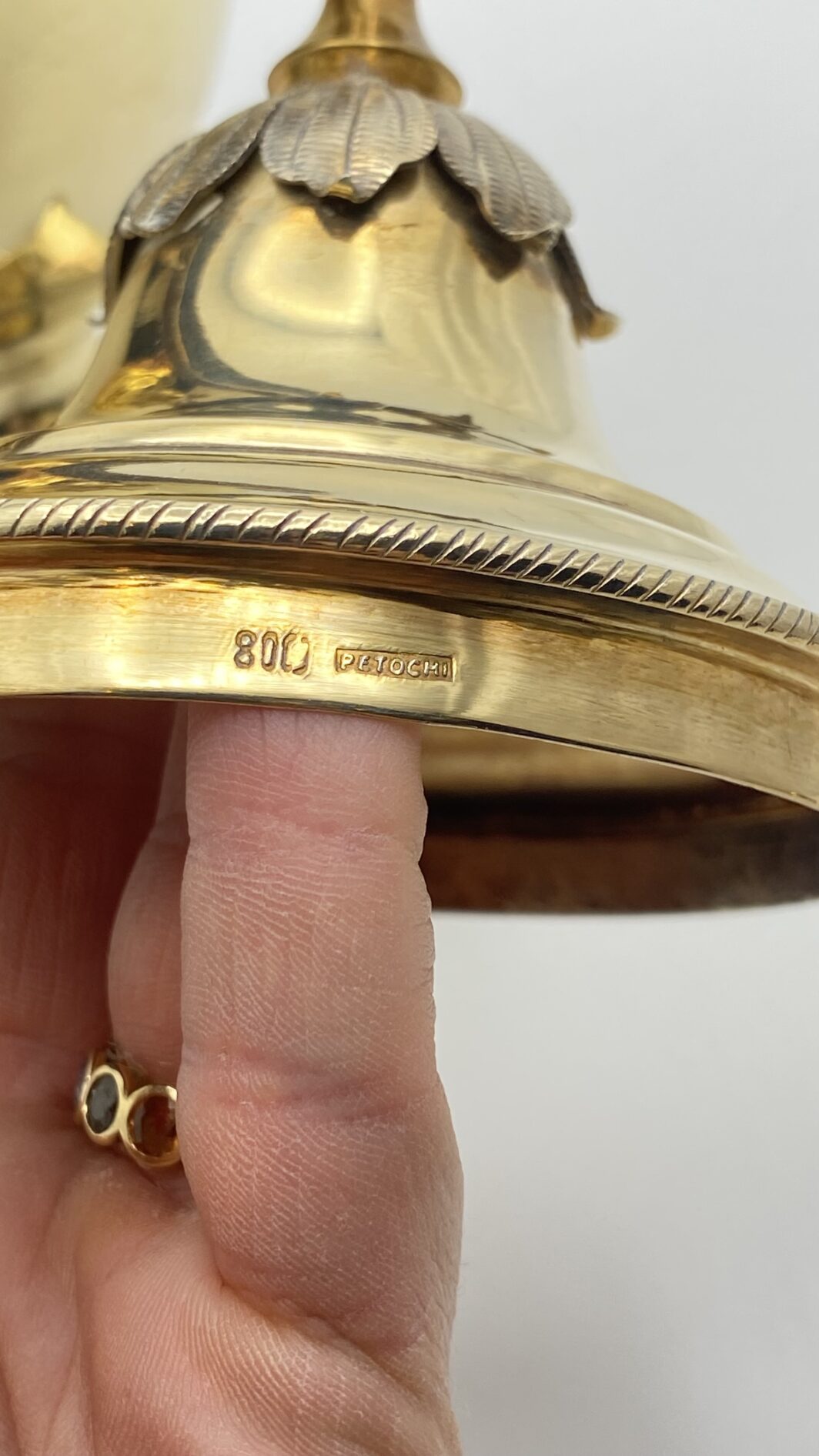 MAGNIFICA ZUCCHERIERA STILE IMPERO, IN ARGENTO VERMEIL FINEMENTE SAGOMATO E CESELLATO, CON OTTO CUCCHIAINI ORIGINALI, POGGIANTE SU PIEDINI ZOOMORFI. OPERA DELLA PRESTIGIOSA ARGENTERIA ROMANA PETOCHI. ITALIA, INIZI XX sec. - immagine 22