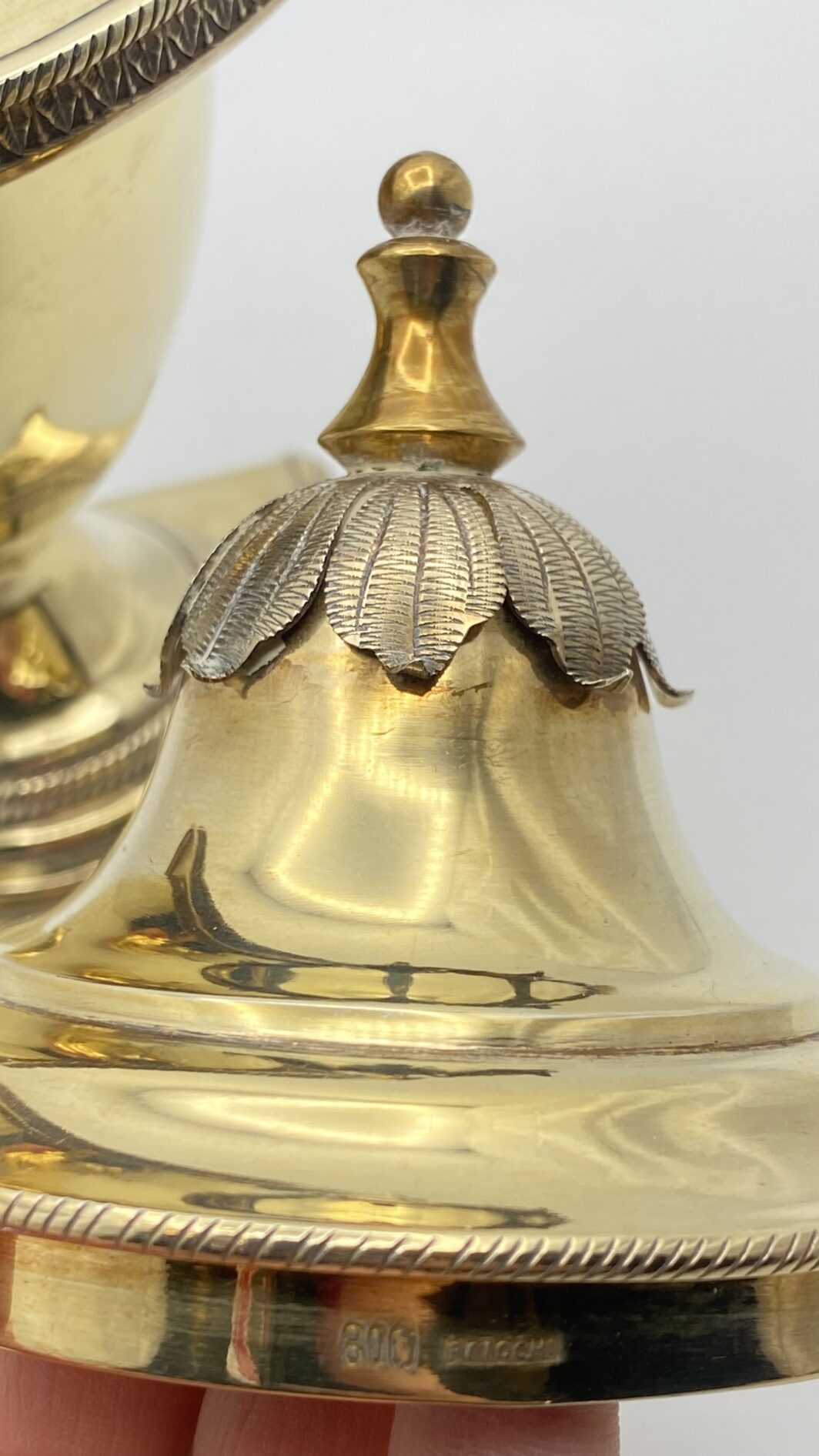 MAGNIFICA ZUCCHERIERA STILE IMPERO, IN ARGENTO VERMEIL FINEMENTE SAGOMATO E CESELLATO, CON OTTO CUCCHIAINI ORIGINALI, POGGIANTE SU PIEDINI ZOOMORFI. OPERA DELLA PRESTIGIOSA ARGENTERIA ROMANA PETOCHI. ITALIA, INIZI XX sec. - immagine 23