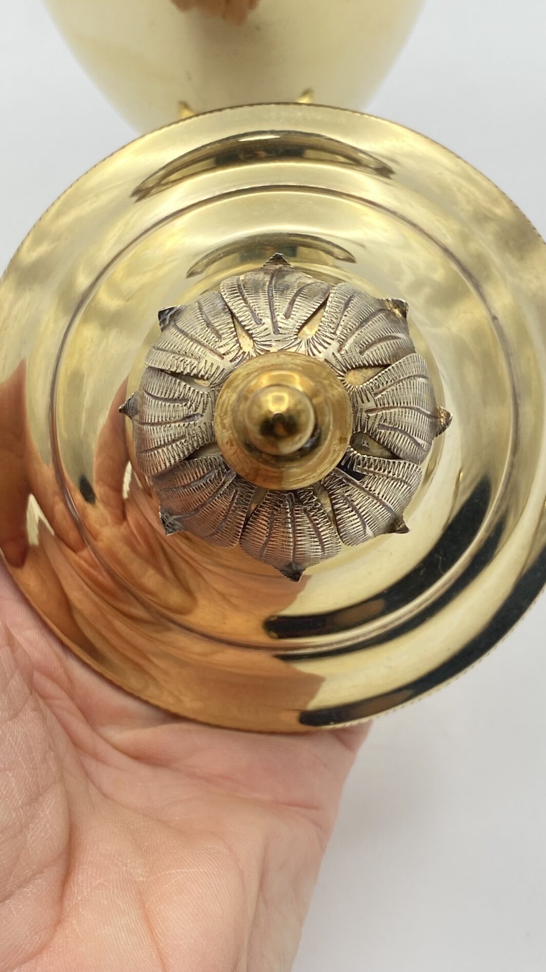 MAGNIFICA ZUCCHERIERA STILE IMPERO, IN ARGENTO VERMEIL FINEMENTE SAGOMATO E CESELLATO, CON OTTO CUCCHIAINI ORIGINALI, POGGIANTE SU PIEDINI ZOOMORFI. OPERA DELLA PRESTIGIOSA ARGENTERIA ROMANA PETOCHI. ITALIA, INIZI XX sec. - immagine 24