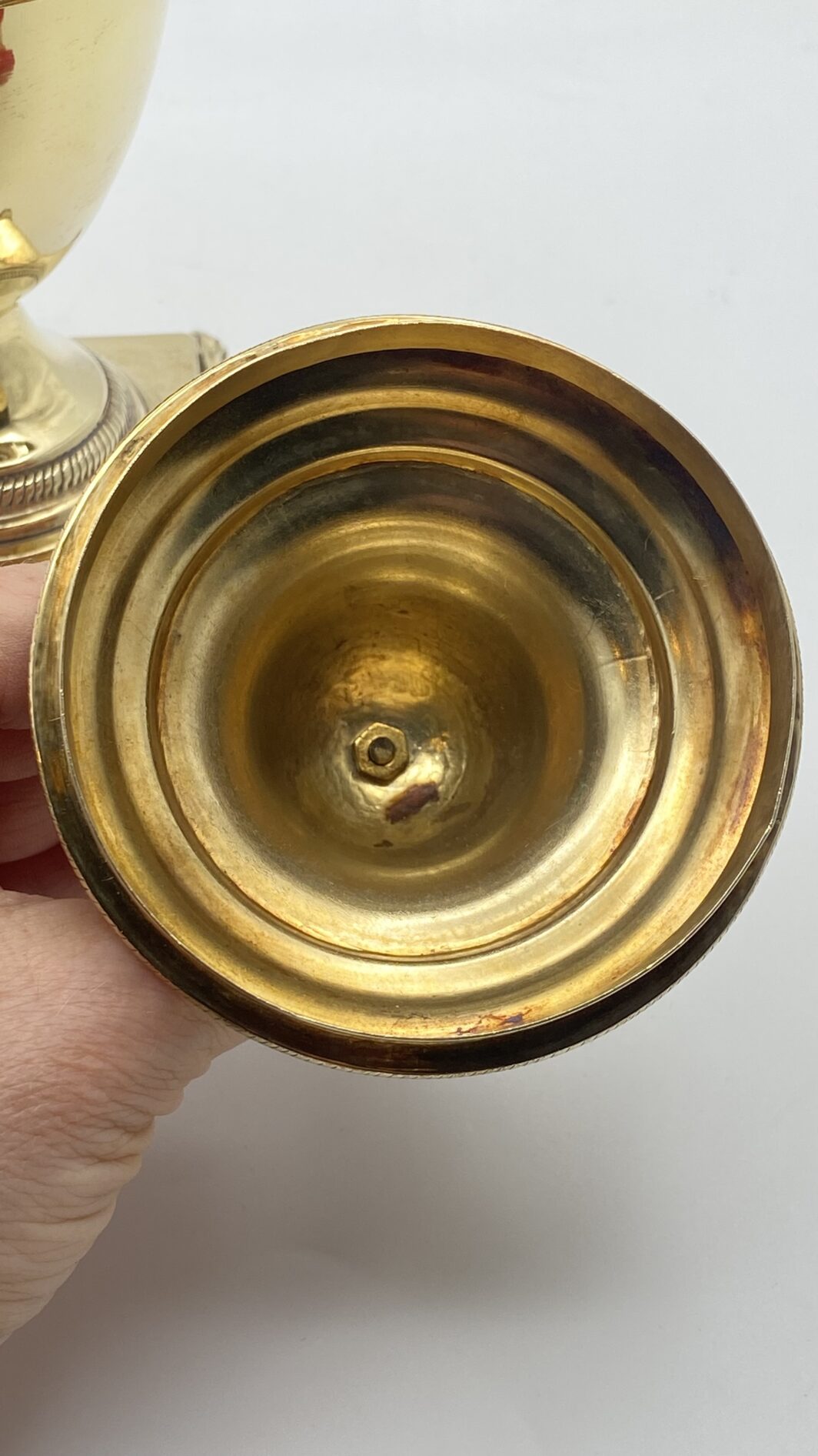 MAGNIFICA ZUCCHERIERA STILE IMPERO, IN ARGENTO VERMEIL FINEMENTE SAGOMATO E CESELLATO, CON OTTO CUCCHIAINI ORIGINALI, POGGIANTE SU PIEDINI ZOOMORFI. OPERA DELLA PRESTIGIOSA ARGENTERIA ROMANA PETOCHI. ITALIA, INIZI XX sec. - immagine 25