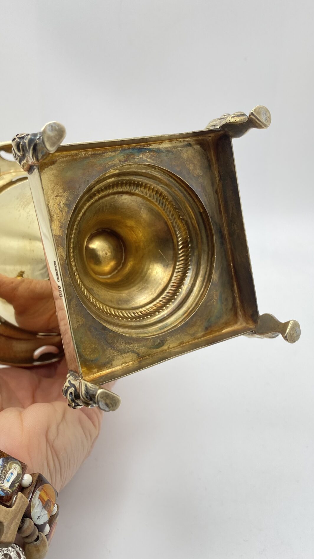 MAGNIFICA ZUCCHERIERA STILE IMPERO, IN ARGENTO VERMEIL FINEMENTE SAGOMATO E CESELLATO, CON OTTO CUCCHIAINI ORIGINALI, POGGIANTE SU PIEDINI ZOOMORFI. OPERA DELLA PRESTIGIOSA ARGENTERIA ROMANA PETOCHI. ITALIA, INIZI XX sec. - immagine 26