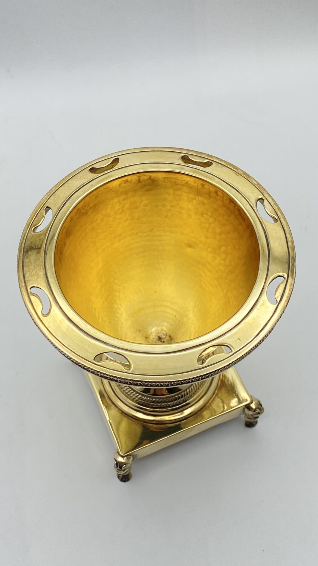 MAGNIFICA ZUCCHERIERA STILE IMPERO, IN ARGENTO VERMEIL FINEMENTE SAGOMATO E CESELLATO, CON OTTO CUCCHIAINI ORIGINALI, POGGIANTE SU PIEDINI ZOOMORFI. OPERA DELLA PRESTIGIOSA ARGENTERIA ROMANA PETOCHI. ITALIA, INIZI XX sec. - immagine 28