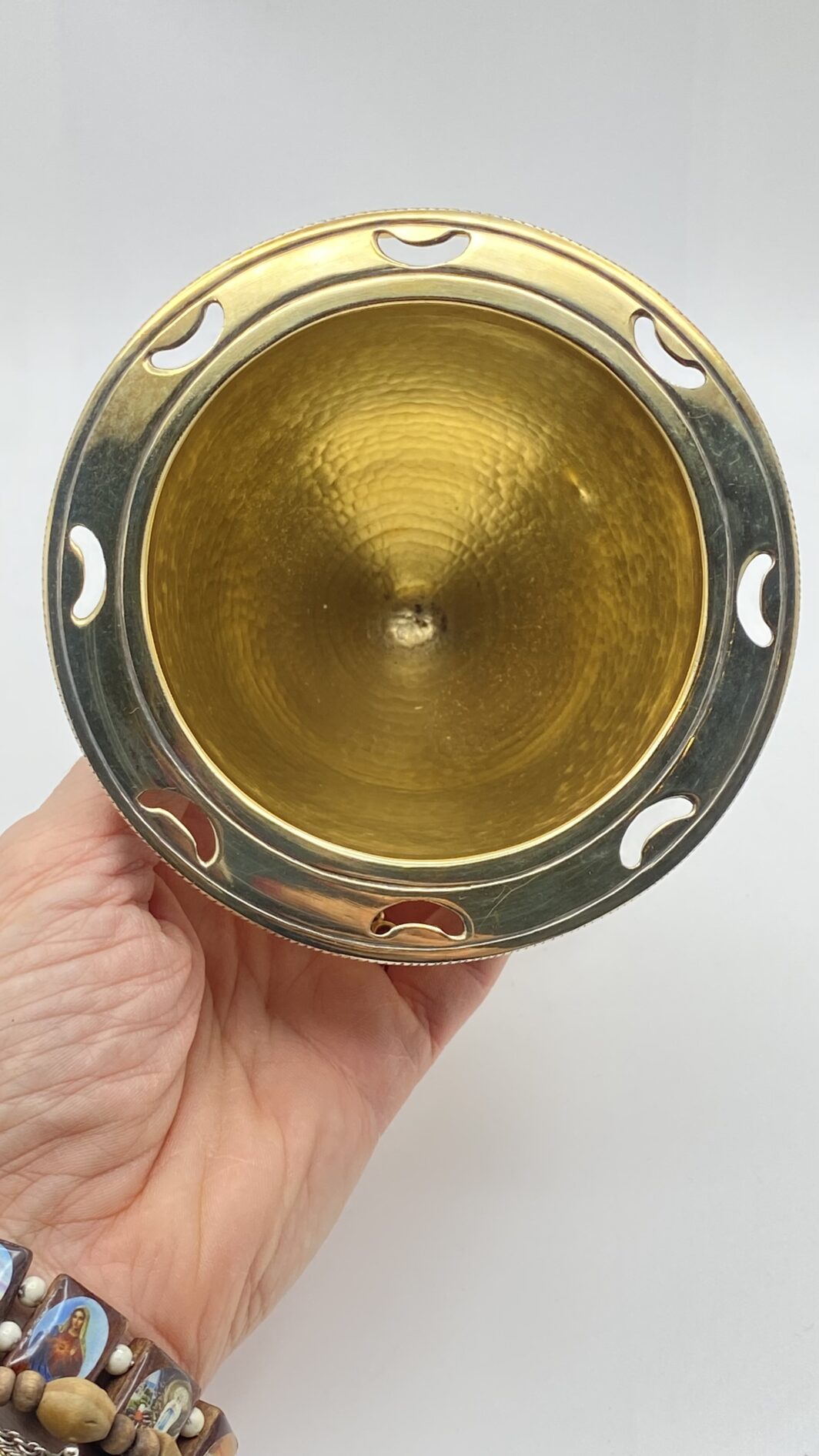 MAGNIFICA ZUCCHERIERA STILE IMPERO, IN ARGENTO VERMEIL FINEMENTE SAGOMATO E CESELLATO, CON OTTO CUCCHIAINI ORIGINALI, POGGIANTE SU PIEDINI ZOOMORFI. OPERA DELLA PRESTIGIOSA ARGENTERIA ROMANA PETOCHI. ITALIA, INIZI XX sec. - immagine 29