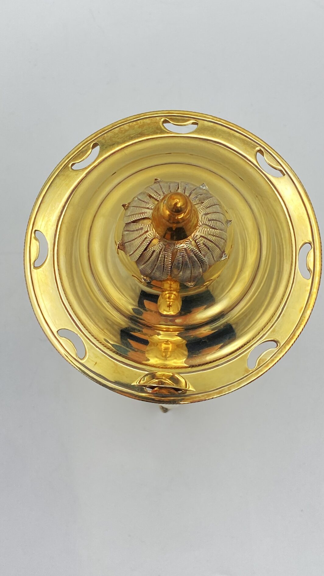 MAGNIFICA ZUCCHERIERA STILE IMPERO, IN ARGENTO VERMEIL FINEMENTE SAGOMATO E CESELLATO, CON OTTO CUCCHIAINI ORIGINALI, POGGIANTE SU PIEDINI ZOOMORFI. OPERA DELLA PRESTIGIOSA ARGENTERIA ROMANA PETOCHI. ITALIA, INIZI XX sec. - immagine 30