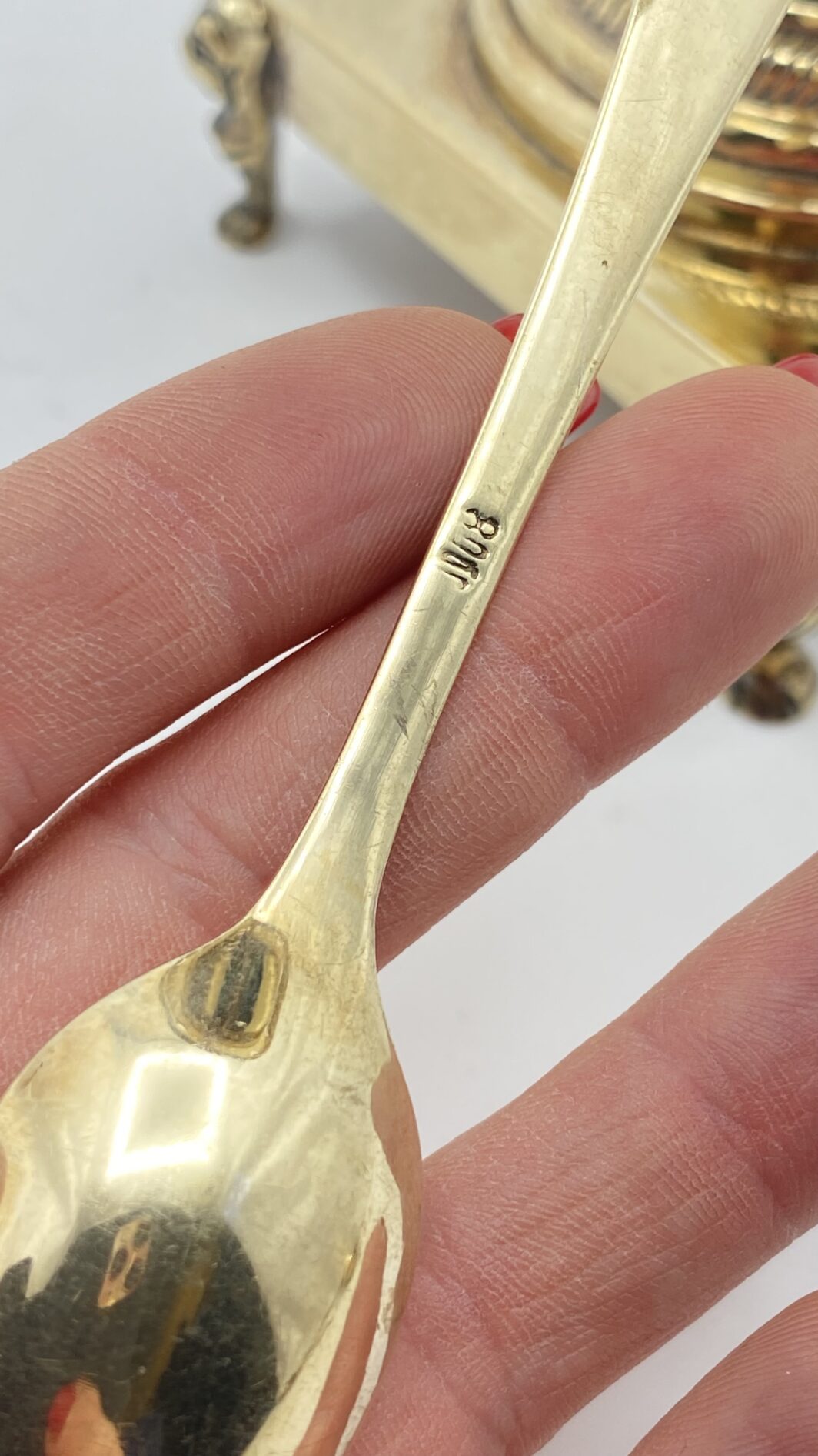 MAGNIFICA ZUCCHERIERA STILE IMPERO, IN ARGENTO VERMEIL FINEMENTE SAGOMATO E CESELLATO, CON OTTO CUCCHIAINI ORIGINALI, POGGIANTE SU PIEDINI ZOOMORFI. OPERA DELLA PRESTIGIOSA ARGENTERIA ROMANA PETOCHI. ITALIA, INIZI XX sec. - immagine 31