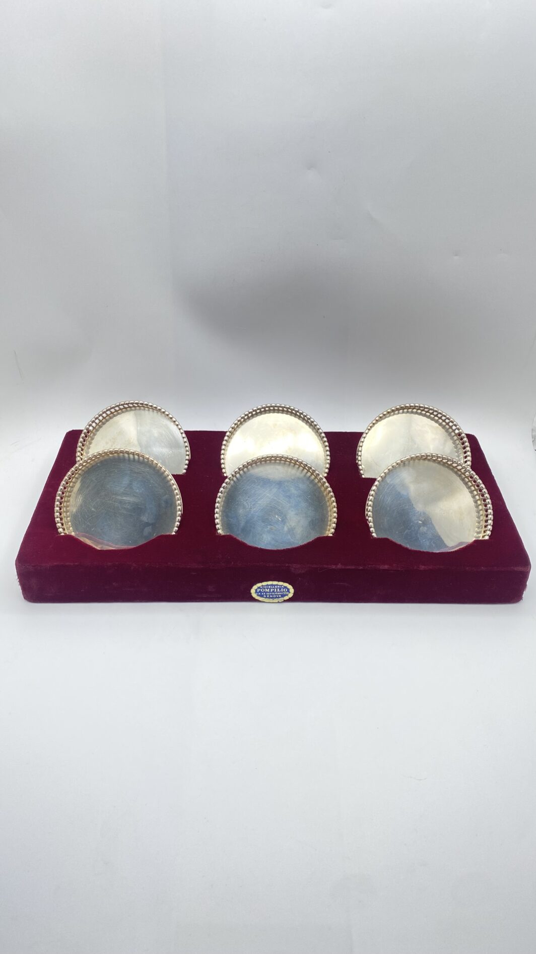 ELEGANTISSIMO SET DI SEI SOTTOBICCHIERI IN ARGENTO FINEMENTE SAGOMATO E TRAFORATO, CON CUSTODIA ORIGINALE RIVESTITA IN VELLUTO. OREFICERIA POMPILIO, GENOVA, PRIMA METÀ DEL XX sec. - immagine 21