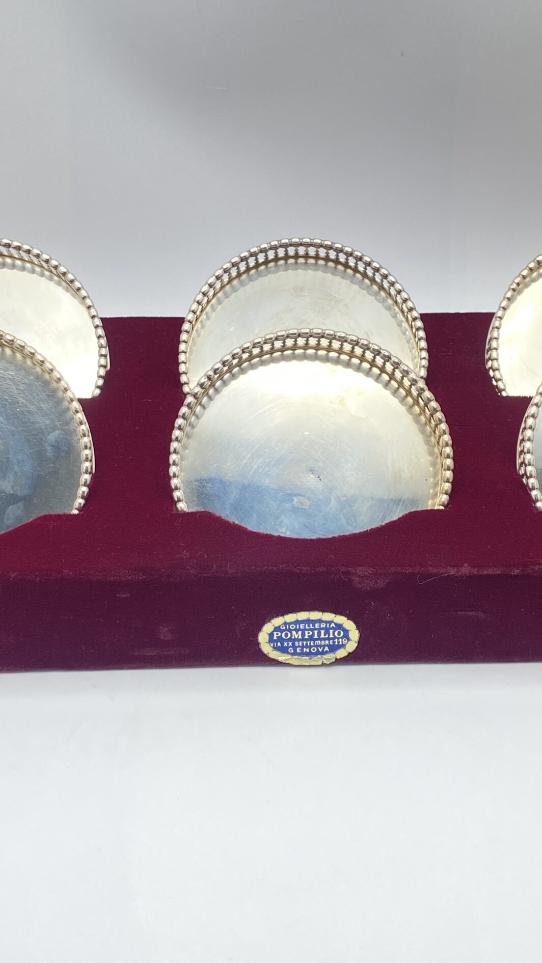 ELEGANTISSIMO SET DI SEI SOTTOBICCHIERI IN ARGENTO FINEMENTE SAGOMATO E TRAFORATO, CON CUSTODIA ORIGINALE RIVESTITA IN VELLUTO. OREFICERIA POMPILIO, GENOVA, PRIMA METÀ DEL XX sec. - immagine 23