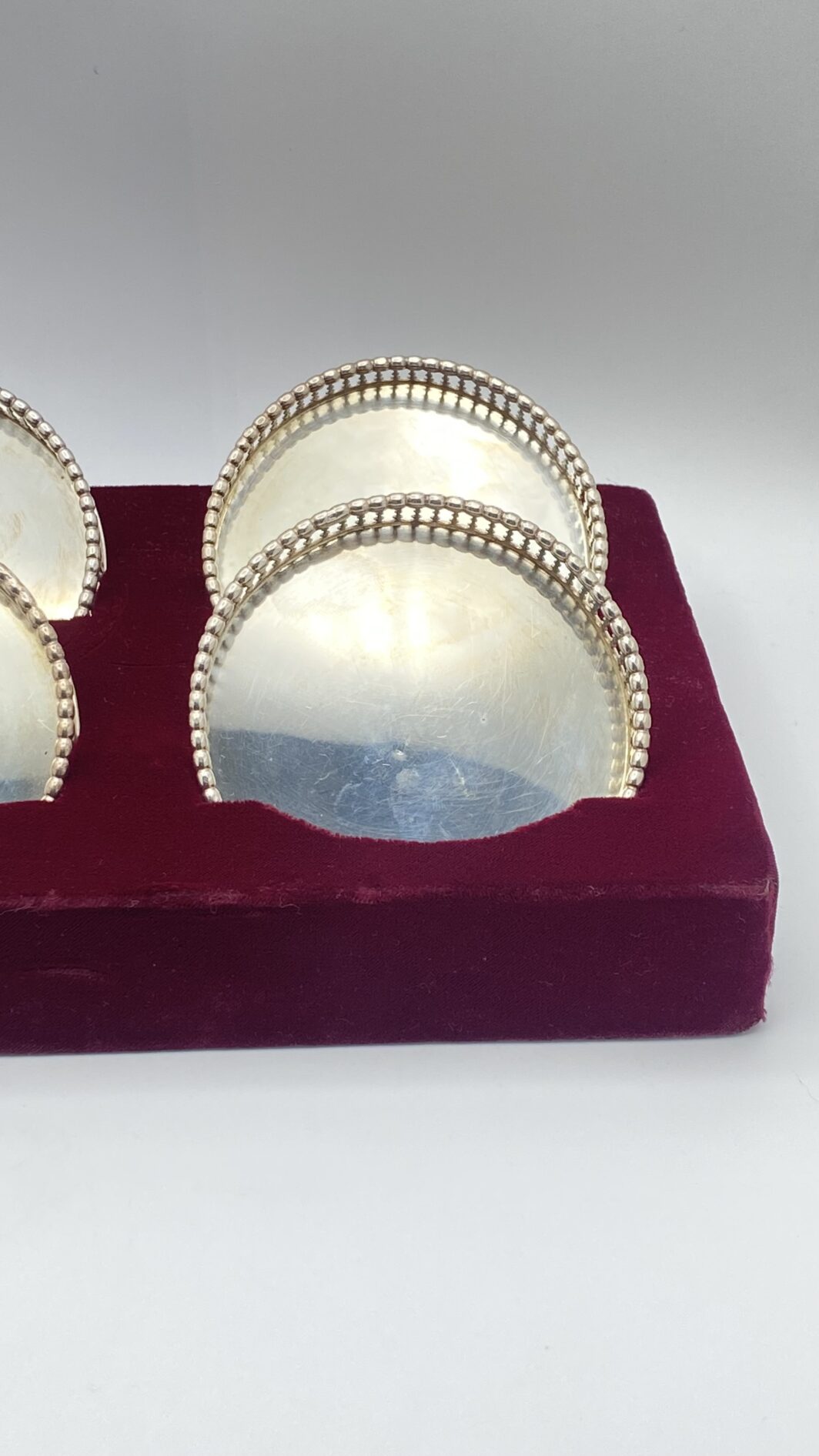ELEGANTISSIMO SET DI SEI SOTTOBICCHIERI IN ARGENTO FINEMENTE SAGOMATO E TRAFORATO, CON CUSTODIA ORIGINALE RIVESTITA IN VELLUTO. OREFICERIA POMPILIO, GENOVA, PRIMA METÀ DEL XX sec. - immagine 20