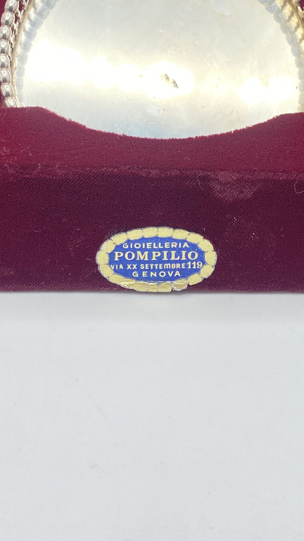 ELEGANTISSIMO SET DI SEI SOTTOBICCHIERI IN ARGENTO FINEMENTE SAGOMATO E TRAFORATO, CON CUSTODIA ORIGINALE RIVESTITA IN VELLUTO. OREFICERIA POMPILIO, GENOVA, PRIMA METÀ DEL XX sec. - immagine 19