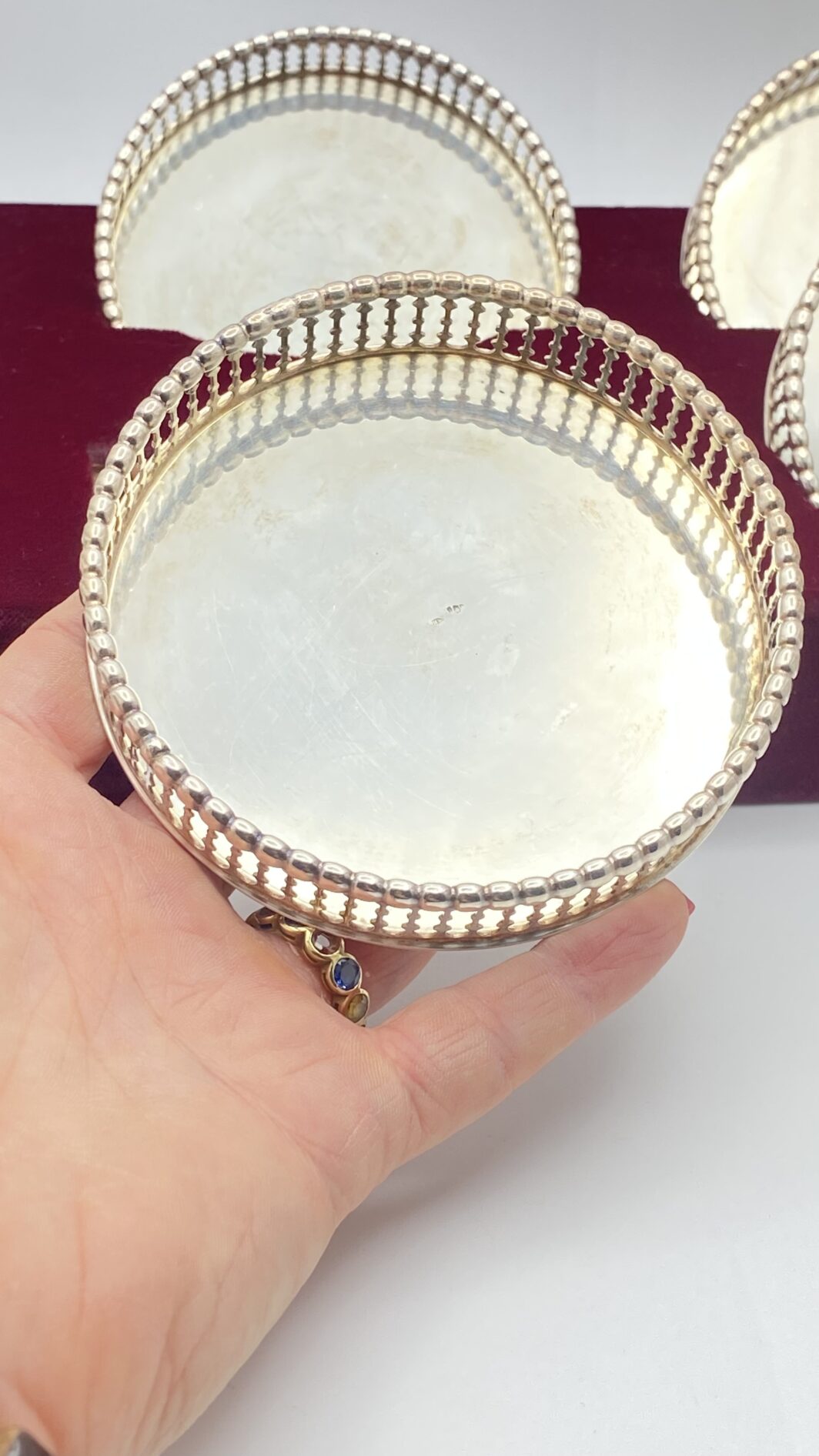 ELEGANTISSIMO SET DI SEI SOTTOBICCHIERI IN ARGENTO FINEMENTE SAGOMATO E TRAFORATO, CON CUSTODIA ORIGINALE RIVESTITA IN VELLUTO. OREFICERIA POMPILIO, GENOVA, PRIMA METÀ DEL XX sec. - immagine 18