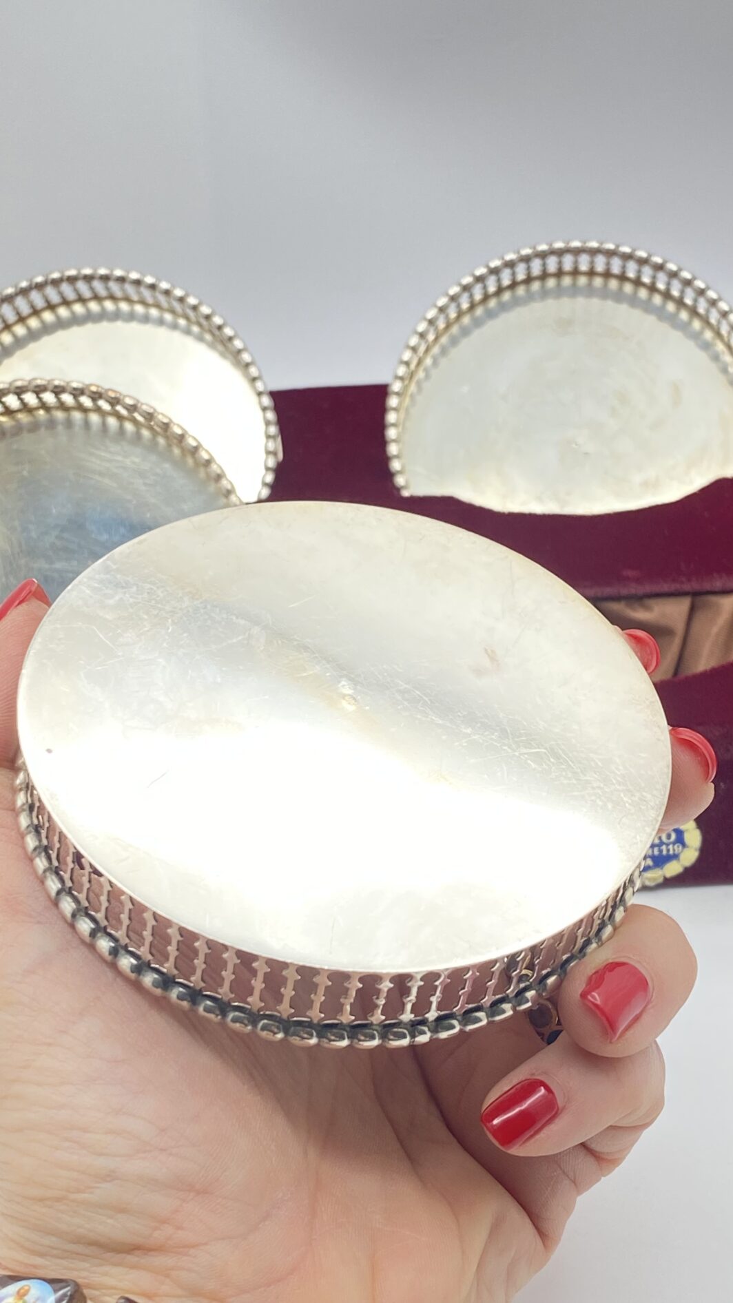 ELEGANTISSIMO SET DI SEI SOTTOBICCHIERI IN ARGENTO FINEMENTE SAGOMATO E TRAFORATO, CON CUSTODIA ORIGINALE RIVESTITA IN VELLUTO. OREFICERIA POMPILIO, GENOVA, PRIMA METÀ DEL XX sec. - immagine 17