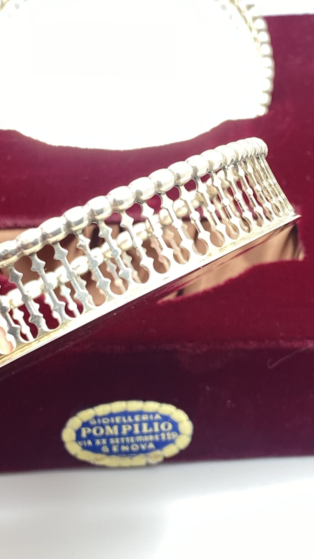 ELEGANTISSIMO SET DI SEI SOTTOBICCHIERI IN ARGENTO FINEMENTE SAGOMATO E TRAFORATO, CON CUSTODIA ORIGINALE RIVESTITA IN VELLUTO. OREFICERIA POMPILIO, GENOVA, PRIMA METÀ DEL XX sec. - immagine 15