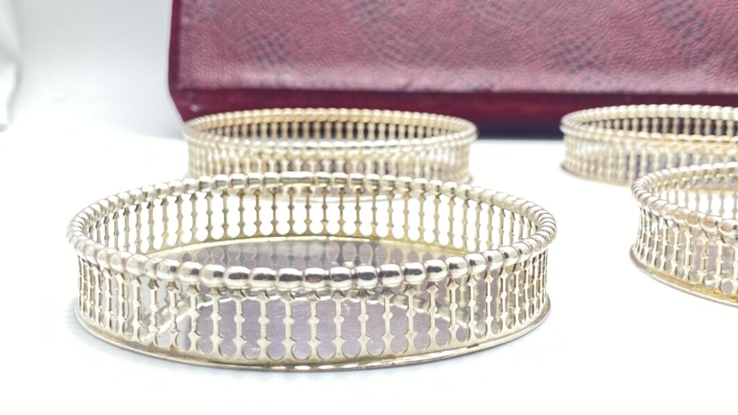 ELEGANTISSIMO SET DI SEI SOTTOBICCHIERI IN ARGENTO FINEMENTE SAGOMATO E TRAFORATO, CON CUSTODIA ORIGINALE RIVESTITA IN VELLUTO. OREFICERIA POMPILIO, GENOVA, PRIMA METÀ DEL XX sec. - immagine 11