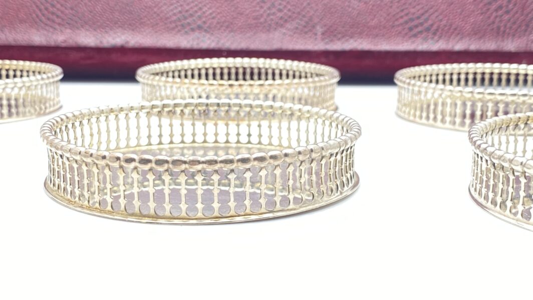 ELEGANTISSIMO SET DI SEI SOTTOBICCHIERI IN ARGENTO FINEMENTE SAGOMATO E TRAFORATO, CON CUSTODIA ORIGINALE RIVESTITA IN VELLUTO. OREFICERIA POMPILIO, GENOVA, PRIMA METÀ DEL XX sec. - immagine 6