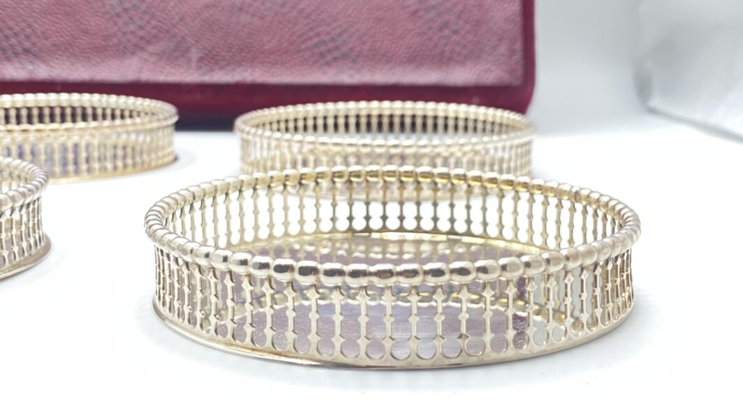 ELEGANTISSIMO SET DI SEI SOTTOBICCHIERI IN ARGENTO FINEMENTE SAGOMATO E TRAFORATO, CON CUSTODIA ORIGINALE RIVESTITA IN VELLUTO. OREFICERIA POMPILIO, GENOVA, PRIMA METÀ DEL XX sec. - immagine 7