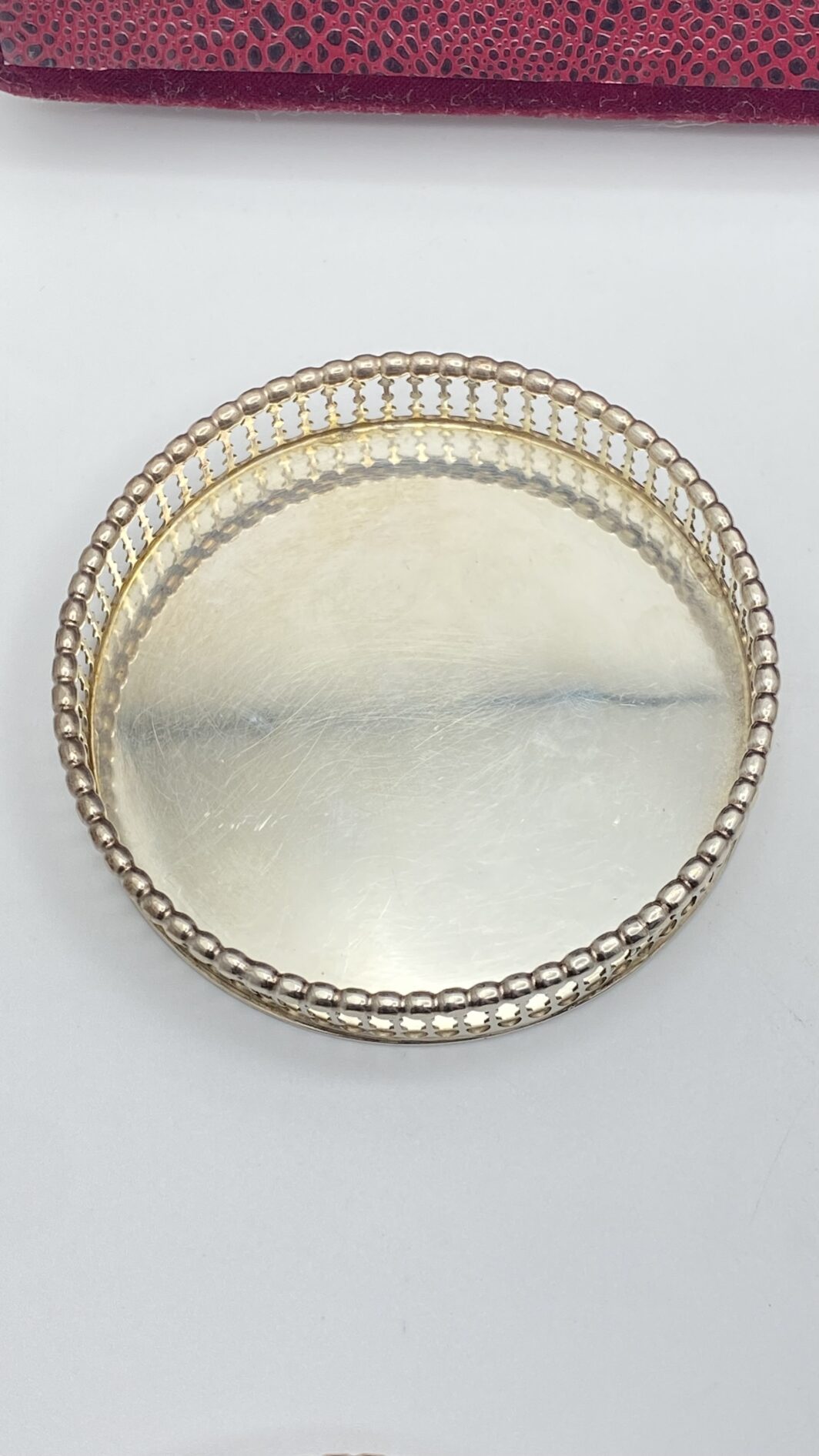 ELEGANTISSIMO SET DI SEI SOTTOBICCHIERI IN ARGENTO FINEMENTE SAGOMATO E TRAFORATO, CON CUSTODIA ORIGINALE RIVESTITA IN VELLUTO. OREFICERIA POMPILIO, GENOVA, PRIMA METÀ DEL XX sec. - immagine 8