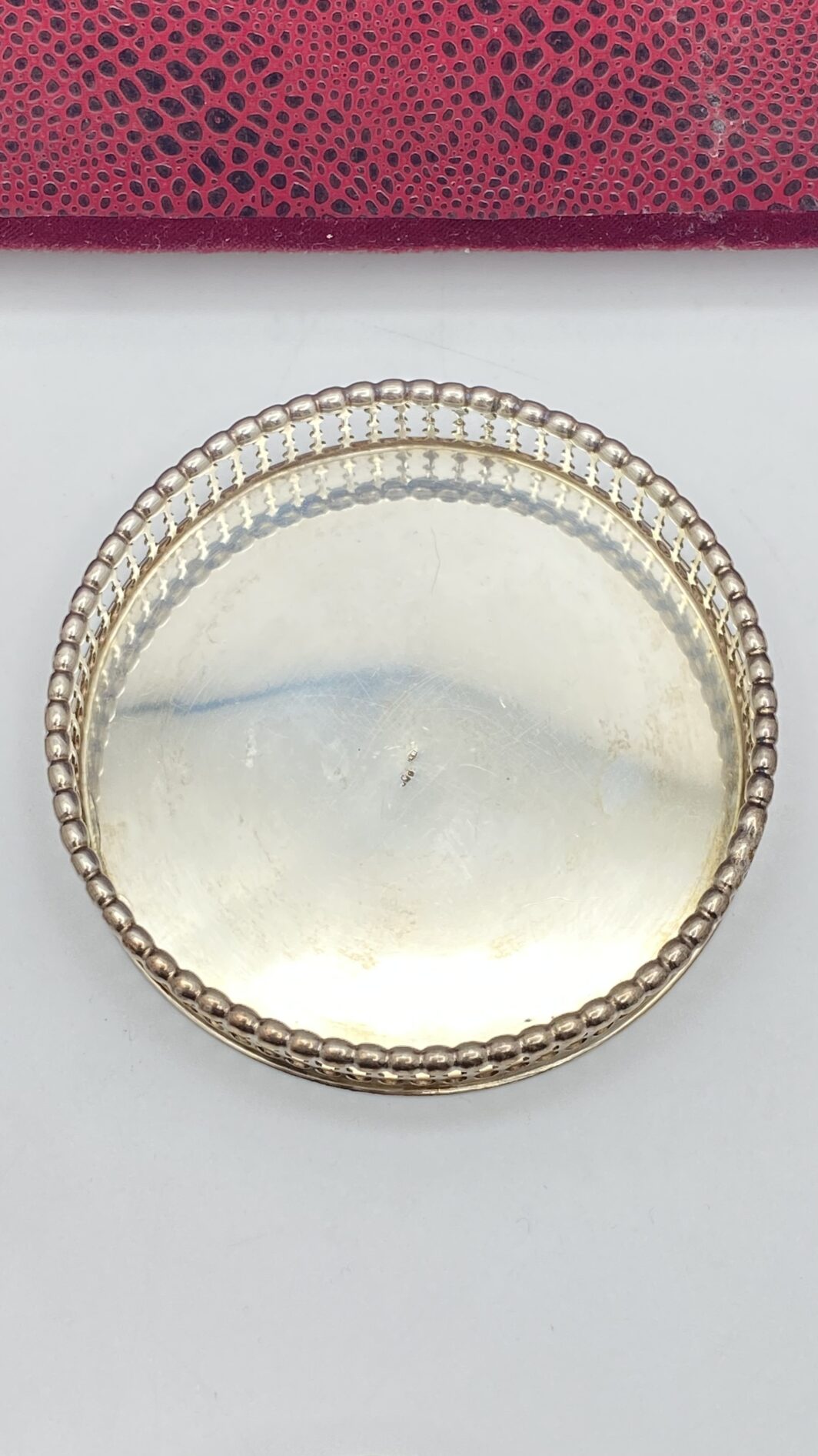 ELEGANTISSIMO SET DI SEI SOTTOBICCHIERI IN ARGENTO FINEMENTE SAGOMATO E TRAFORATO, CON CUSTODIA ORIGINALE RIVESTITA IN VELLUTO. OREFICERIA POMPILIO, GENOVA, PRIMA METÀ DEL XX sec. - immagine 9