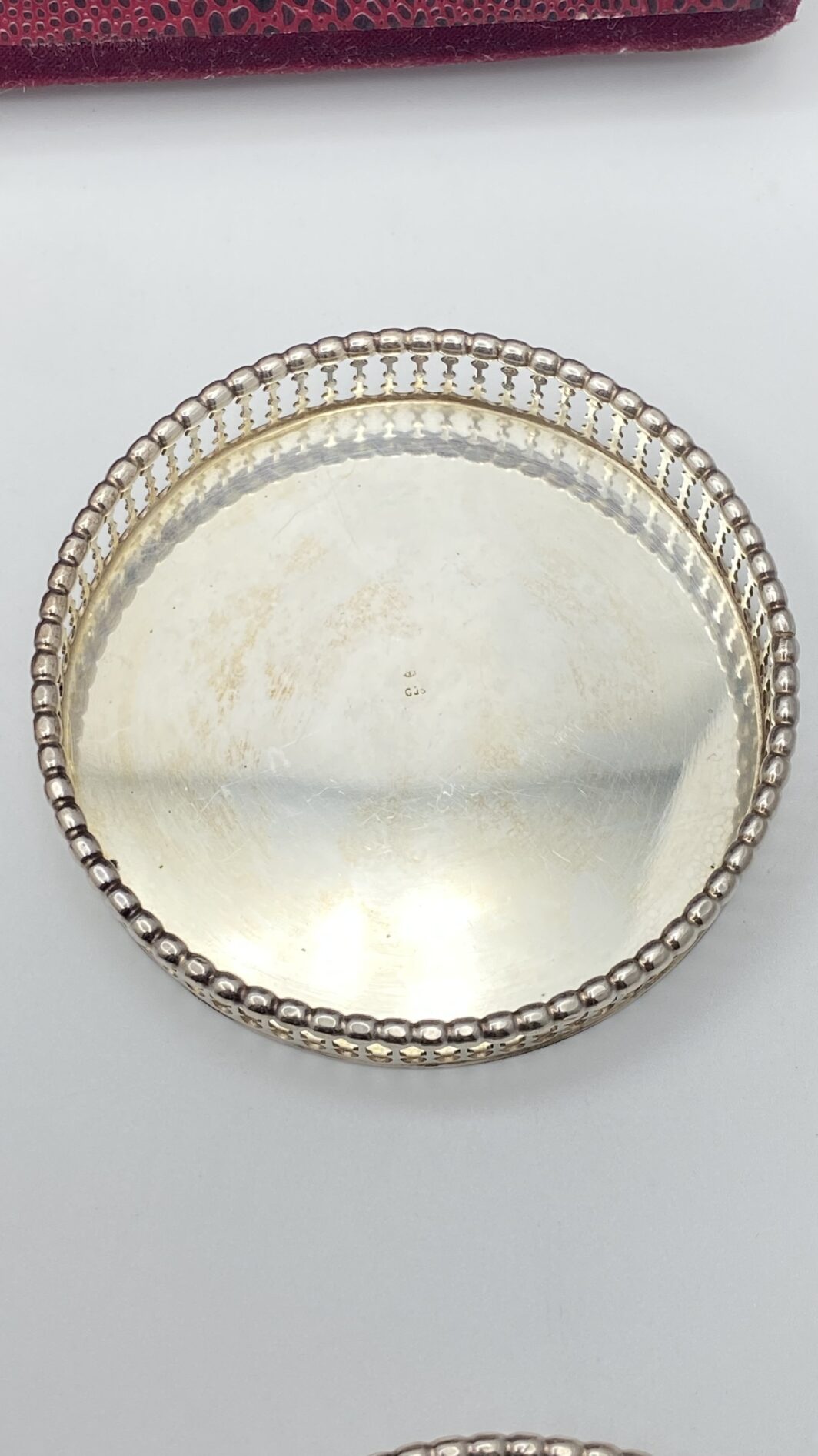 ELEGANTISSIMO SET DI SEI SOTTOBICCHIERI IN ARGENTO FINEMENTE SAGOMATO E TRAFORATO, CON CUSTODIA ORIGINALE RIVESTITA IN VELLUTO. OREFICERIA POMPILIO, GENOVA, PRIMA METÀ DEL XX sec. - immagine 10