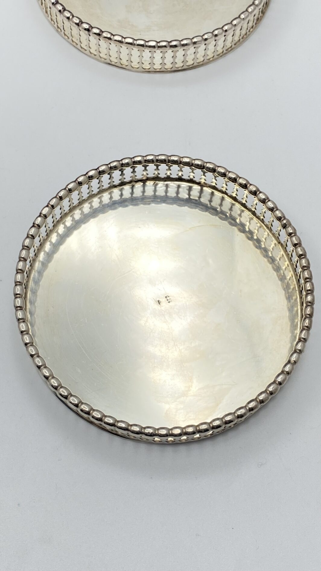 ELEGANTISSIMO SET DI SEI SOTTOBICCHIERI IN ARGENTO FINEMENTE SAGOMATO E TRAFORATO, CON CUSTODIA ORIGINALE RIVESTITA IN VELLUTO. OREFICERIA POMPILIO, GENOVA, PRIMA METÀ DEL XX sec. - immagine 5