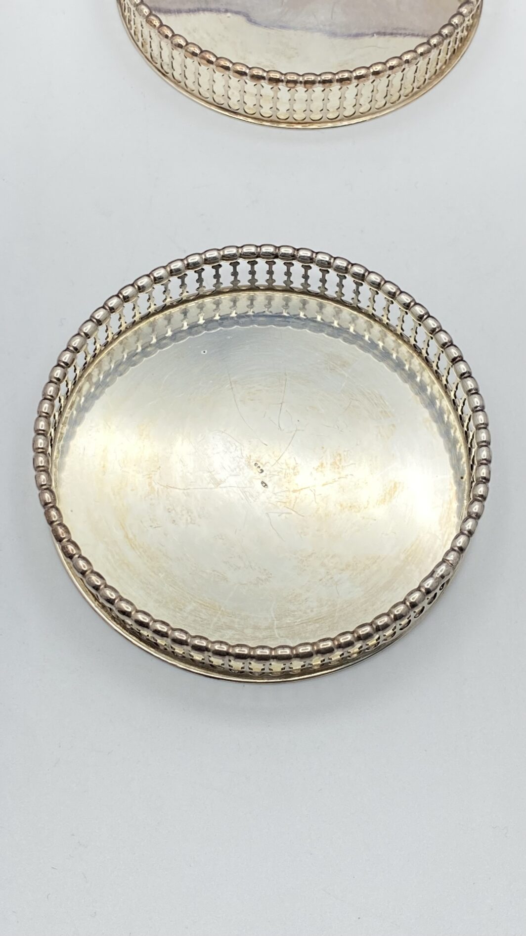 ELEGANTISSIMO SET DI SEI SOTTOBICCHIERI IN ARGENTO FINEMENTE SAGOMATO E TRAFORATO, CON CUSTODIA ORIGINALE RIVESTITA IN VELLUTO. OREFICERIA POMPILIO, GENOVA, PRIMA METÀ DEL XX sec. - immagine 4