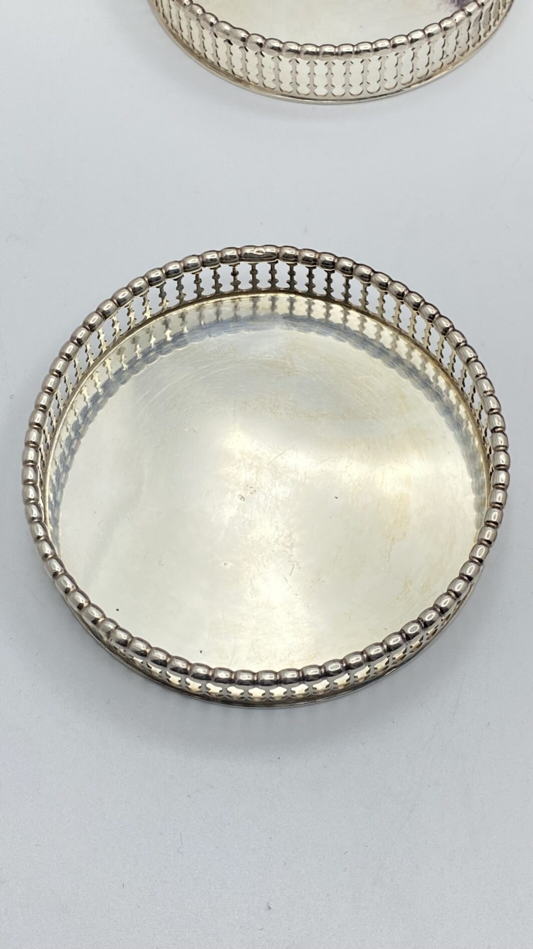 ELEGANTISSIMO SET DI SEI SOTTOBICCHIERI IN ARGENTO FINEMENTE SAGOMATO E TRAFORATO, CON CUSTODIA ORIGINALE RIVESTITA IN VELLUTO. OREFICERIA POMPILIO, GENOVA, PRIMA METÀ DEL XX sec. - immagine 3