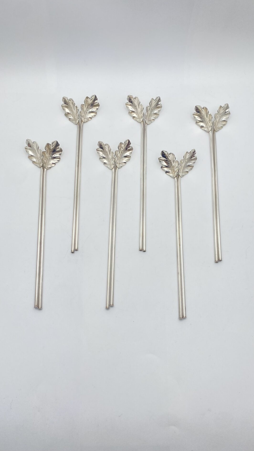 STRAORDINARIO E RARO SET DI 12 CANNUCCE DA COCKTAIL, CON CUCCHIAINI A FOGLIA DI QUERCIA. OPERA DELLA CELEBRE ARGENTERIA CLEMENTI DI BOLOGNA, ASSORBITA DA BUCCELLATI. ITALIA, VINTAGE ANNI ‘60/‘70. - immagine 21