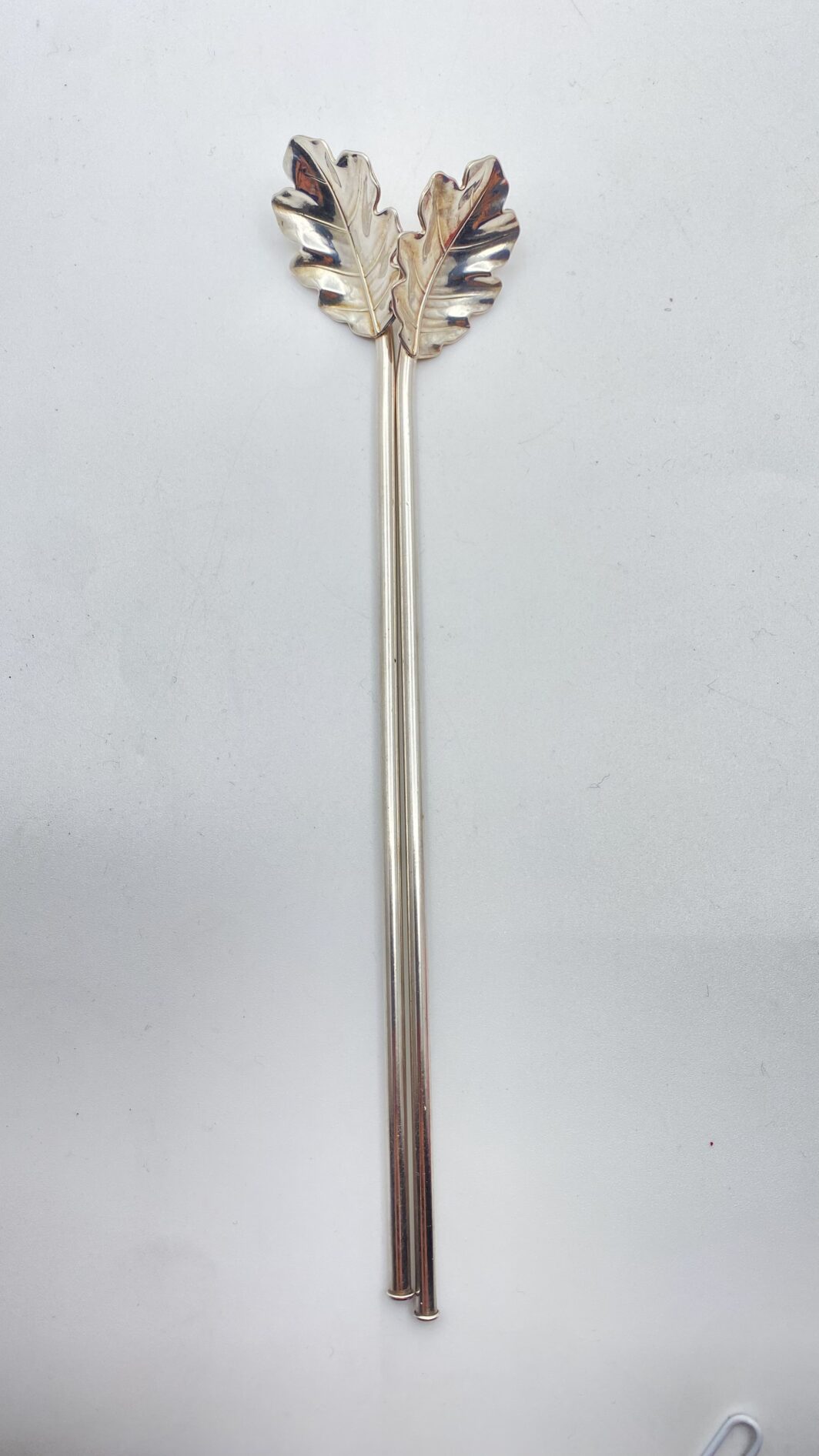 STRAORDINARIO E RARO SET DI 12 CANNUCCE DA COCKTAIL, CON CUCCHIAINI A FOGLIA DI QUERCIA. OPERA DELLA CELEBRE ARGENTERIA CLEMENTI DI BOLOGNA, ASSORBITA DA BUCCELLATI. ITALIA, VINTAGE ANNI ‘60/‘70. - immagine 20