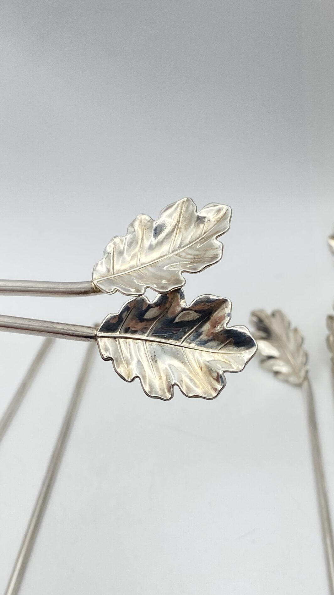 STRAORDINARIO E RARO SET DI 12 CANNUCCE DA COCKTAIL, CON CUCCHIAINI A FOGLIA DI QUERCIA. OPERA DELLA CELEBRE ARGENTERIA CLEMENTI DI BOLOGNA, ASSORBITA DA BUCCELLATI. ITALIA, VINTAGE ANNI ‘60/‘70. - immagine 13