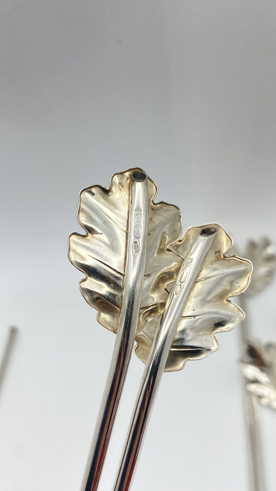 STRAORDINARIO E RARO SET DI 12 CANNUCCE DA COCKTAIL, CON CUCCHIAINI A FOGLIA DI QUERCIA. OPERA DELLA CELEBRE ARGENTERIA CLEMENTI DI BOLOGNA, ASSORBITA DA BUCCELLATI. ITALIA, VINTAGE ANNI ‘60/‘70. - immagine 12