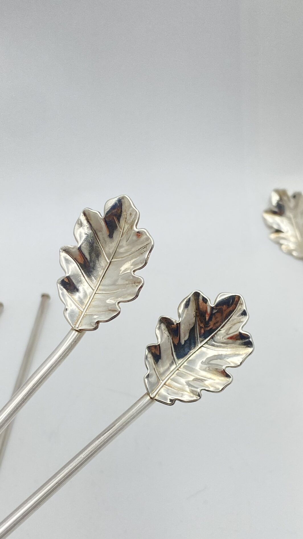 STRAORDINARIO E RARO SET DI 12 CANNUCCE DA COCKTAIL, CON CUCCHIAINI A FOGLIA DI QUERCIA. OPERA DELLA CELEBRE ARGENTERIA CLEMENTI DI BOLOGNA, ASSORBITA DA BUCCELLATI. ITALIA, VINTAGE ANNI ‘60/‘70. - immagine 11