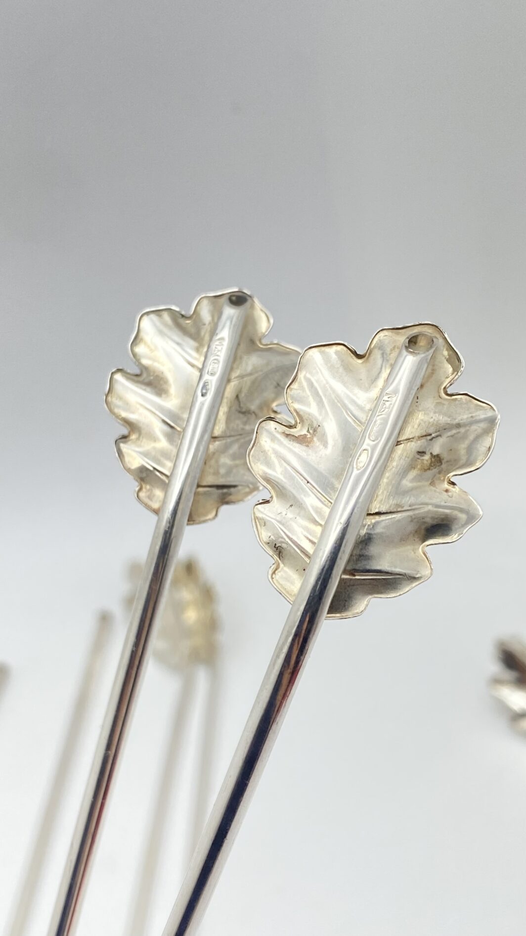 STRAORDINARIO E RARO SET DI 12 CANNUCCE DA COCKTAIL, CON CUCCHIAINI A FOGLIA DI QUERCIA. OPERA DELLA CELEBRE ARGENTERIA CLEMENTI DI BOLOGNA, ASSORBITA DA BUCCELLATI. ITALIA, VINTAGE ANNI ‘60/‘70. - immagine 6