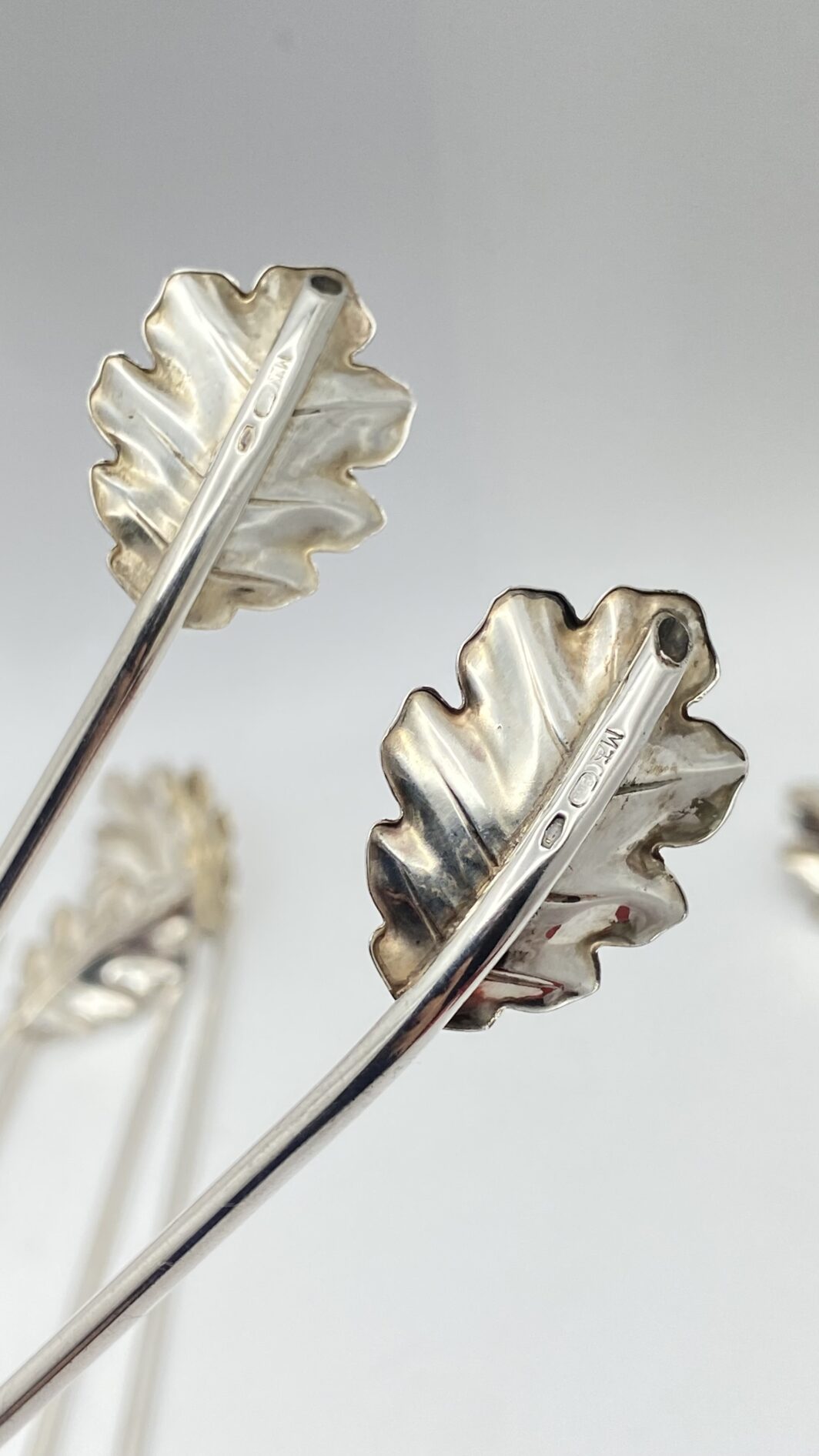 STRAORDINARIO E RARO SET DI 12 CANNUCCE DA COCKTAIL, CON CUCCHIAINI A FOGLIA DI QUERCIA. OPERA DELLA CELEBRE ARGENTERIA CLEMENTI DI BOLOGNA, ASSORBITA DA BUCCELLATI. ITALIA, VINTAGE ANNI ‘60/‘70. - immagine 8
