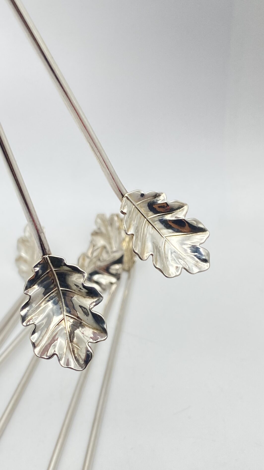 STRAORDINARIO E RARO SET DI 12 CANNUCCE DA COCKTAIL, CON CUCCHIAINI A FOGLIA DI QUERCIA. OPERA DELLA CELEBRE ARGENTERIA CLEMENTI DI BOLOGNA, ASSORBITA DA BUCCELLATI. ITALIA, VINTAGE ANNI ‘60/‘70. - immagine 9