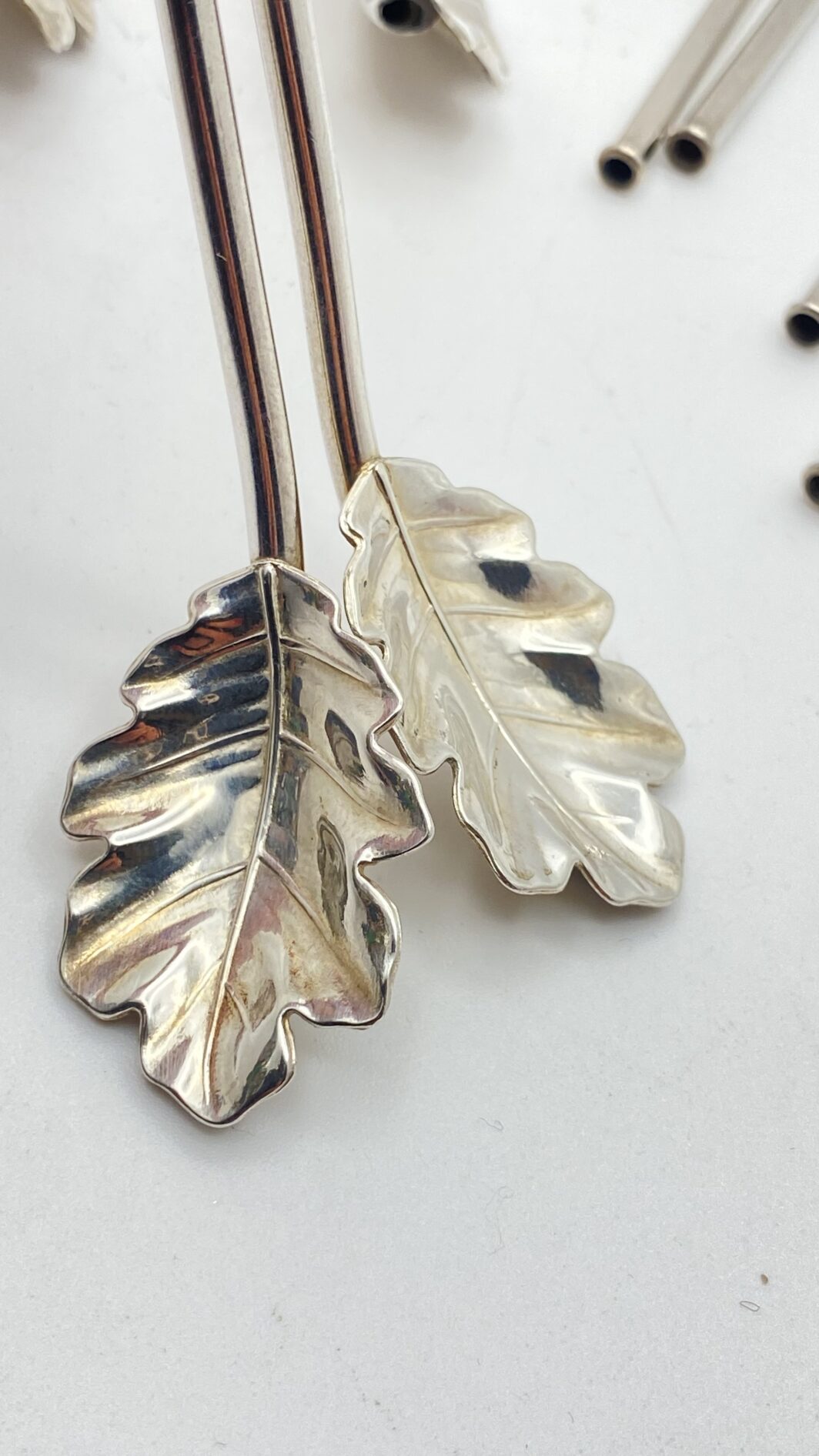 STRAORDINARIO E RARO SET DI 12 CANNUCCE DA COCKTAIL, CON CUCCHIAINI A FOGLIA DI QUERCIA. OPERA DELLA CELEBRE ARGENTERIA CLEMENTI DI BOLOGNA, ASSORBITA DA BUCCELLATI. ITALIA, VINTAGE ANNI ‘60/‘70. - immagine 10