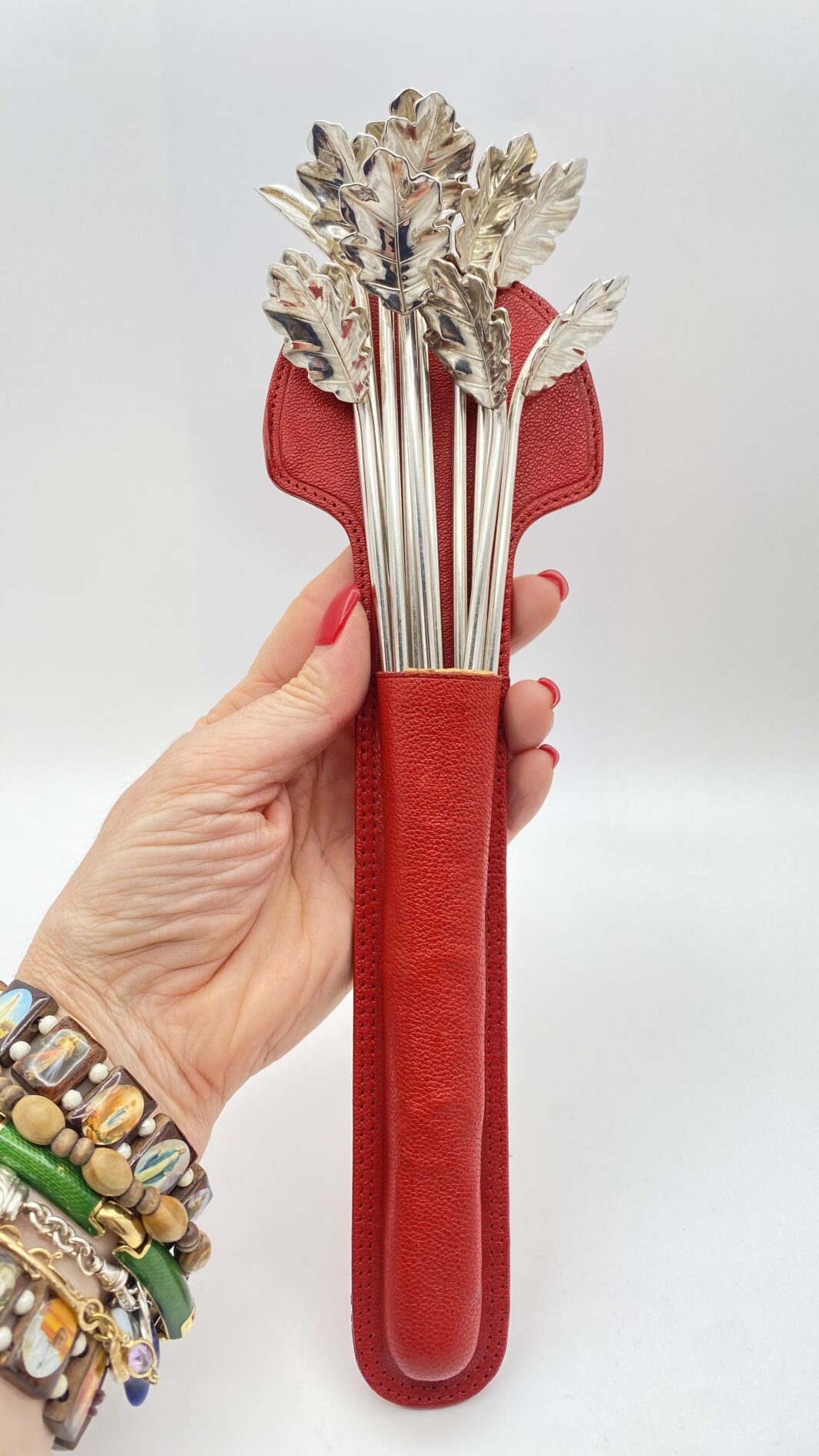 STRAORDINARIO E RARO SET DI 12 CANNUCCE DA COCKTAIL, CON CUCCHIAINI A FOGLIA DI QUERCIA. OPERA DELLA CELEBRE ARGENTERIA CLEMENTI DI BOLOGNA, ASSORBITA DA BUCCELLATI. ITALIA, VINTAGE ANNI ‘60/‘70. - immagine 4