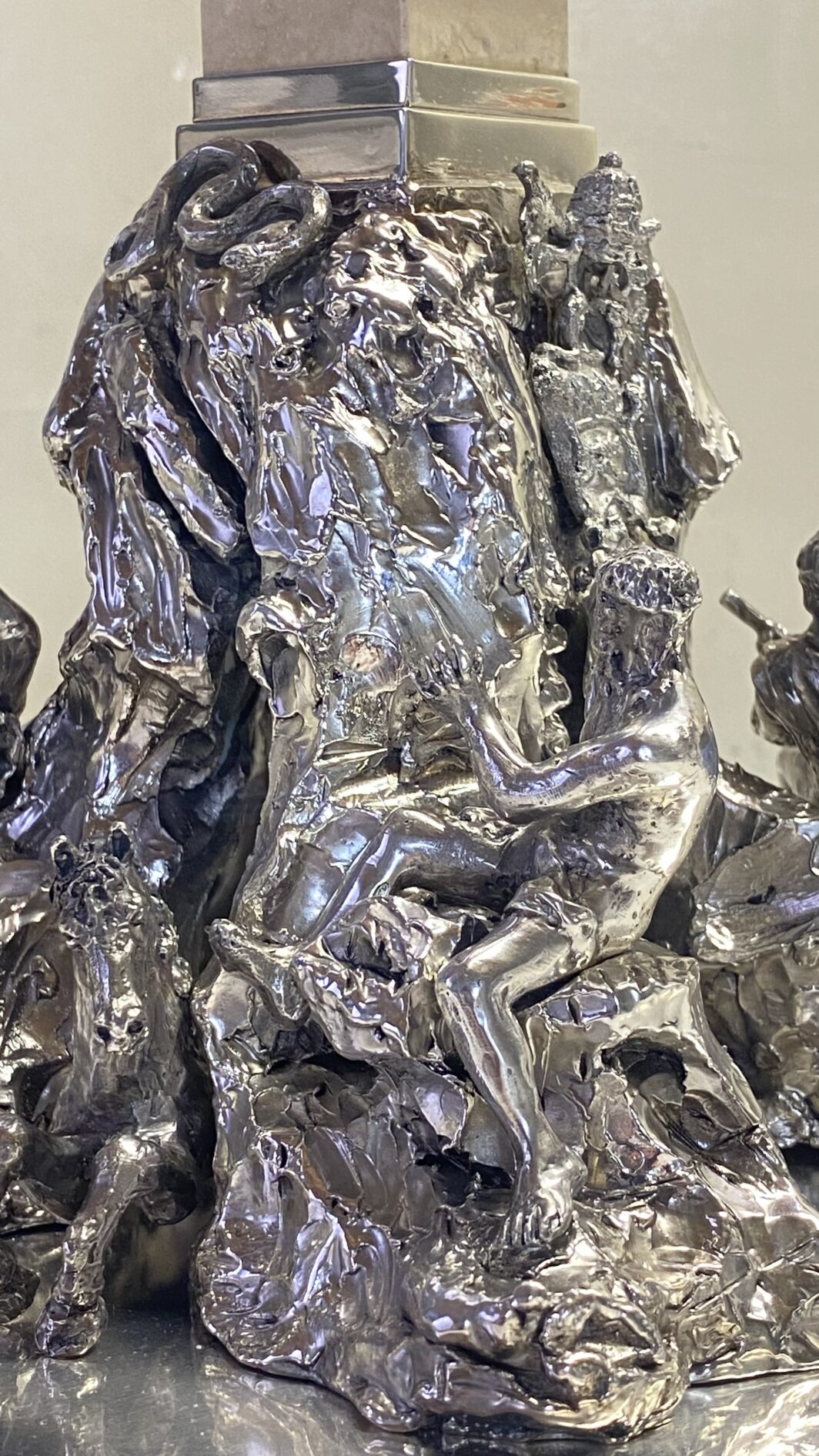 SORPRENDENTE E GRANDE SOURTOUT VINTAGE DELLA CELEBRE CASA ARGENTIERA ROMANA “RIDI E MADON”, IN ARGENTO MASSICCIO 925 E TRAVERTINO, RAFFIGURANTE LE FAMOSE FONTANE DELLA CELEBRE PIAZZA NAVONA : LA FONTANA DEL MORO, DEI QUATTRO FIUMI E LA FONTANA DEL NETTUNO. (IL PREZZO SI RIFERISCE AL COMPLETO, MA I PEZZI POSSONO ESSERE VENDUTI ANCHE SINGOLARMENTE – CONTATTAMI PER IL PREZZO DI CIASCUNO) - immagine 6