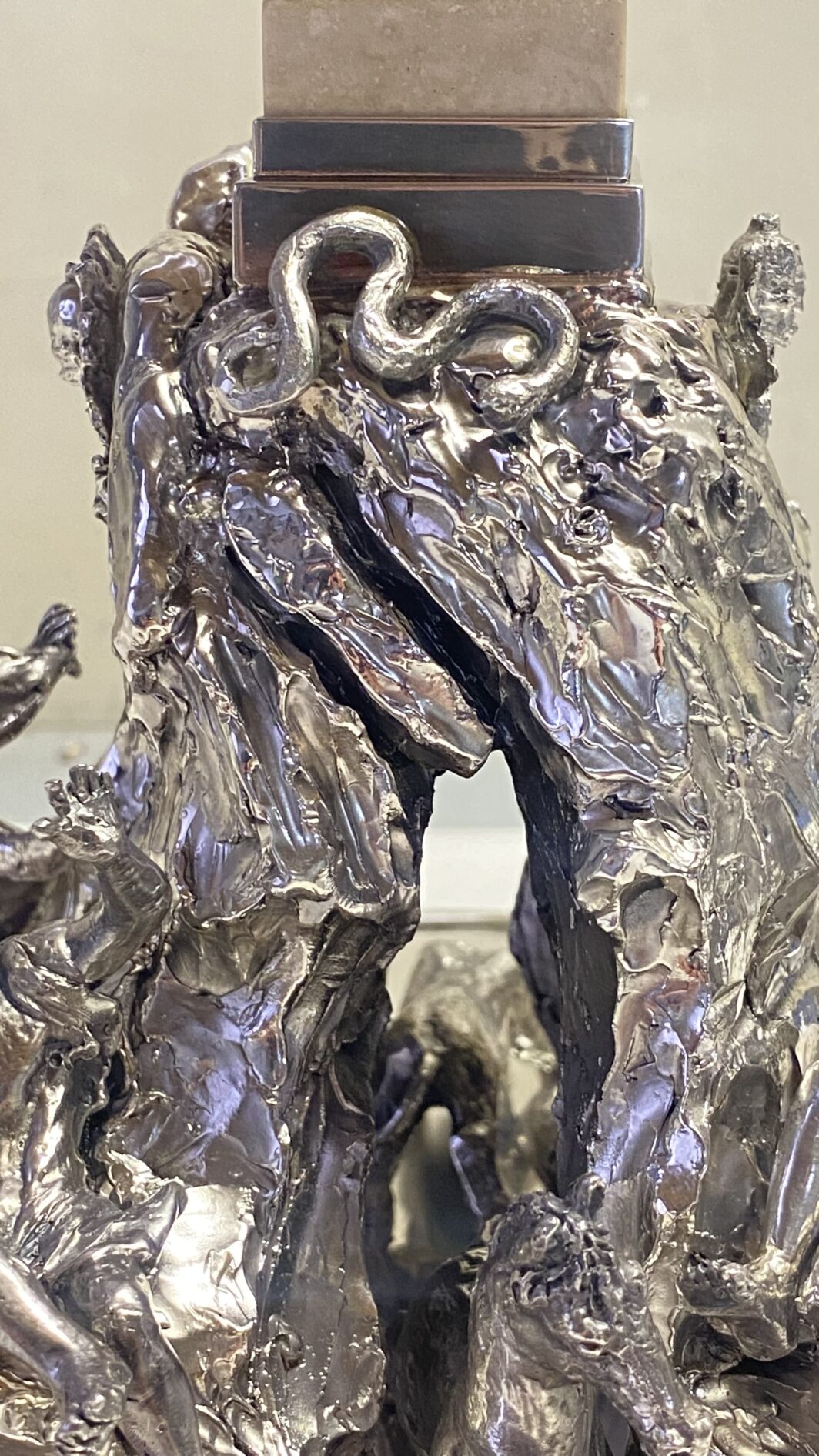 SORPRENDENTE E GRANDE SOURTOUT VINTAGE DELLA CELEBRE CASA ARGENTIERA ROMANA “RIDI E MADON”, IN ARGENTO MASSICCIO 925 E TRAVERTINO, RAFFIGURANTE LE FAMOSE FONTANE DELLA CELEBRE PIAZZA NAVONA : LA FONTANA DEL MORO, DEI QUATTRO FIUMI E LA FONTANA DEL NETTUNO. (IL PREZZO SI RIFERISCE AL COMPLETO, MA I PEZZI POSSONO ESSERE VENDUTI ANCHE SINGOLARMENTE – CONTATTAMI PER IL PREZZO DI CIASCUNO) - immagine 8