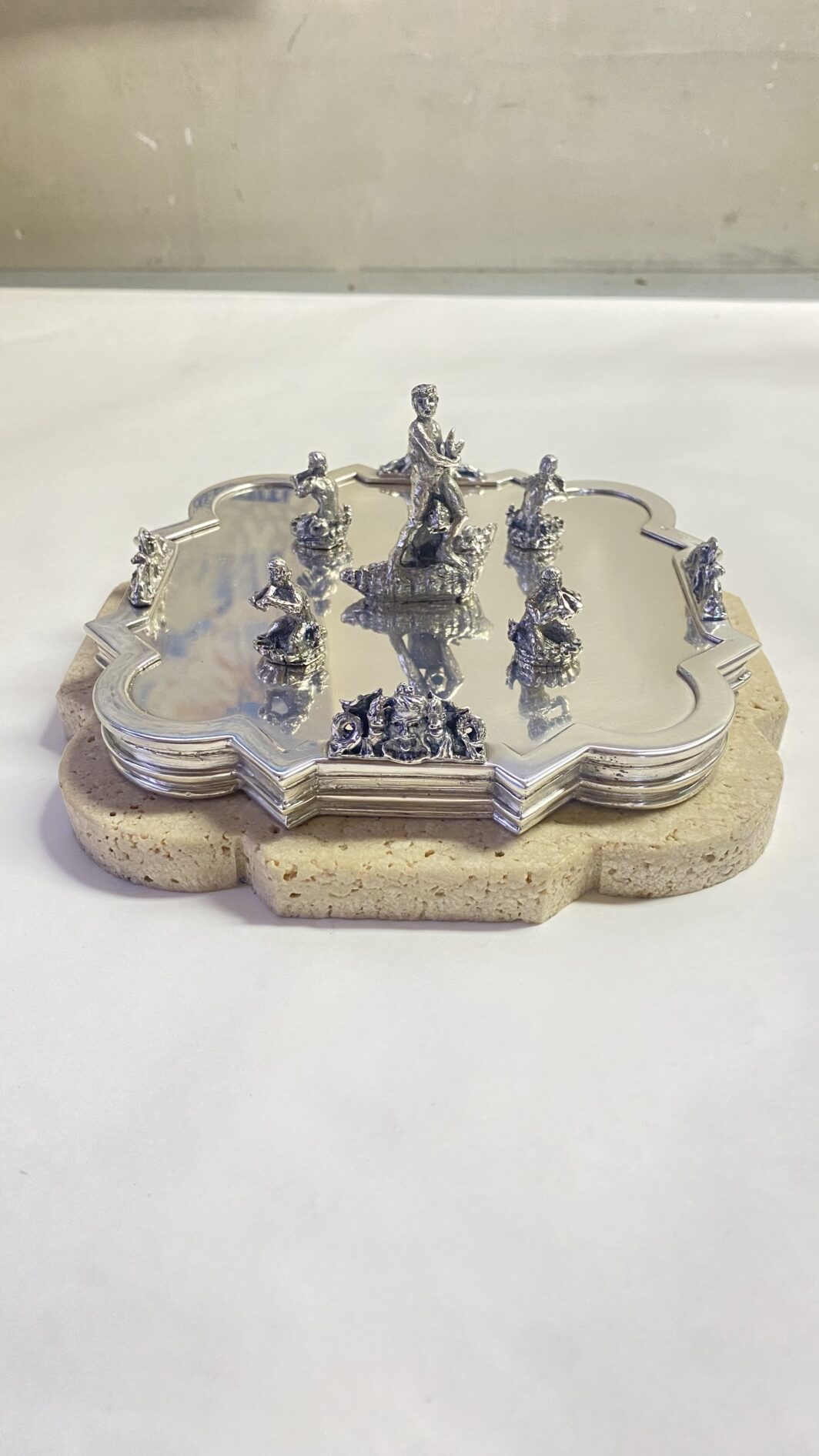 SORPRENDENTE E GRANDE SOURTOUT VINTAGE DELLA CELEBRE CASA ARGENTIERA ROMANA “RIDI E MADON”, IN ARGENTO MASSICCIO 925 E TRAVERTINO, RAFFIGURANTE LE FAMOSE FONTANE DELLA CELEBRE PIAZZA NAVONA : LA FONTANA DEL MORO, DEI QUATTRO FIUMI E LA FONTANA DEL NETTUNO. (IL PREZZO SI RIFERISCE AL COMPLETO, MA I PEZZI POSSONO ESSERE VENDUTI ANCHE SINGOLARMENTE – CONTATTAMI PER IL PREZZO DI CIASCUNO) - immagine 21