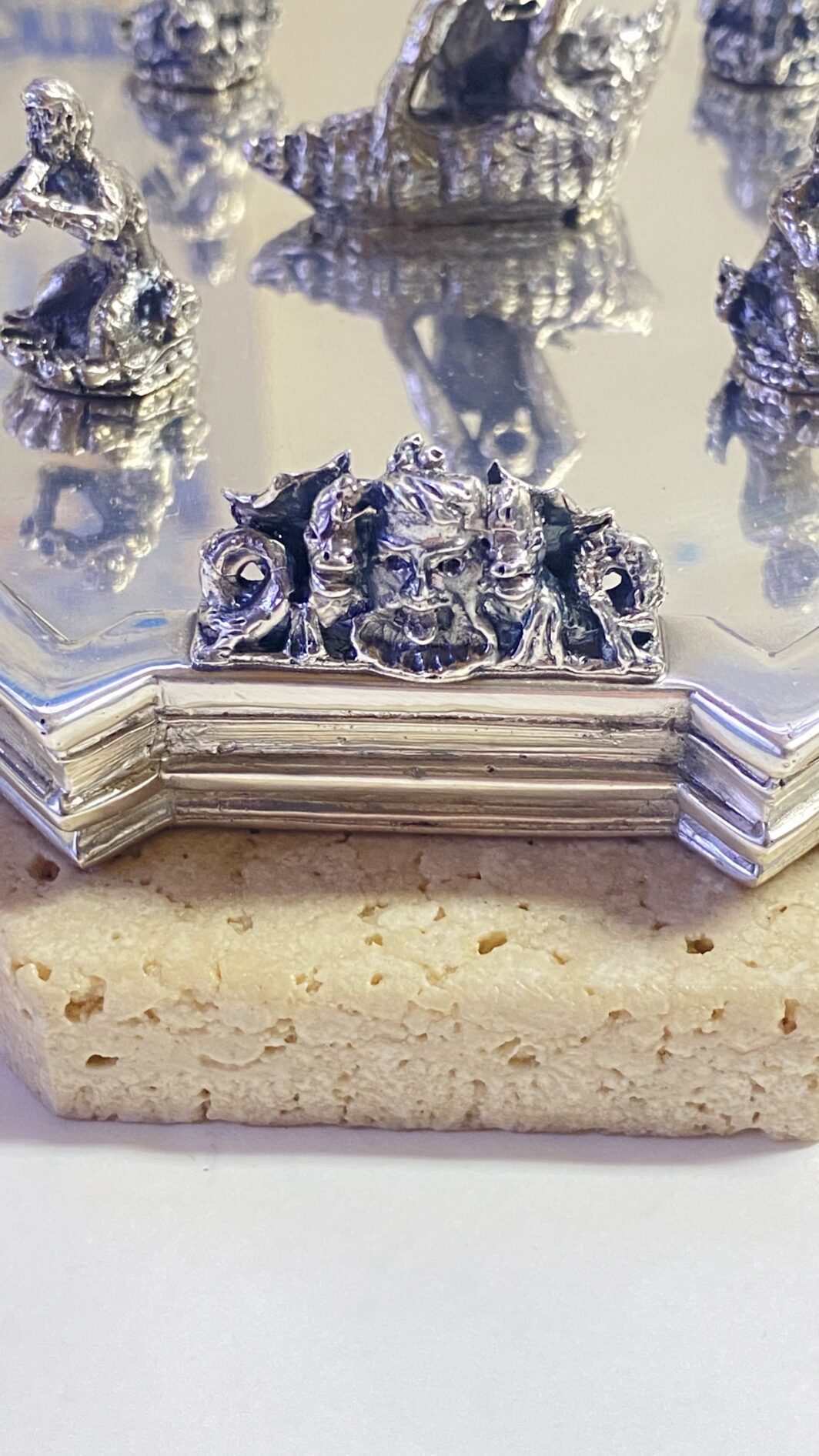 SORPRENDENTE E GRANDE SOURTOUT VINTAGE DELLA CELEBRE CASA ARGENTIERA ROMANA “RIDI E MADON”, IN ARGENTO MASSICCIO 925 E TRAVERTINO, RAFFIGURANTE LE FAMOSE FONTANE DELLA CELEBRE PIAZZA NAVONA : LA FONTANA DEL MORO, DEI QUATTRO FIUMI E LA FONTANA DEL NETTUNO. (IL PREZZO SI RIFERISCE AL COMPLETO, MA I PEZZI POSSONO ESSERE VENDUTI ANCHE SINGOLARMENTE – CONTATTAMI PER IL PREZZO DI CIASCUNO) - immagine 22