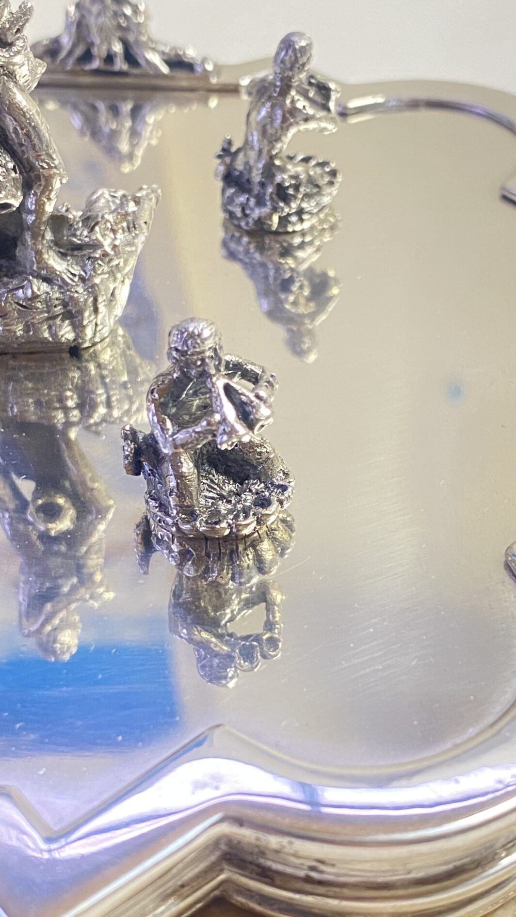 SORPRENDENTE E GRANDE SOURTOUT VINTAGE DELLA CELEBRE CASA ARGENTIERA ROMANA “RIDI E MADON”, IN ARGENTO MASSICCIO 925 E TRAVERTINO, RAFFIGURANTE LE FAMOSE FONTANE DELLA CELEBRE PIAZZA NAVONA : LA FONTANA DEL MORO, DEI QUATTRO FIUMI E LA FONTANA DEL NETTUNO. (IL PREZZO SI RIFERISCE AL COMPLETO, MA I PEZZI POSSONO ESSERE VENDUTI ANCHE SINGOLARMENTE – CONTATTAMI PER IL PREZZO DI CIASCUNO) - immagine 24