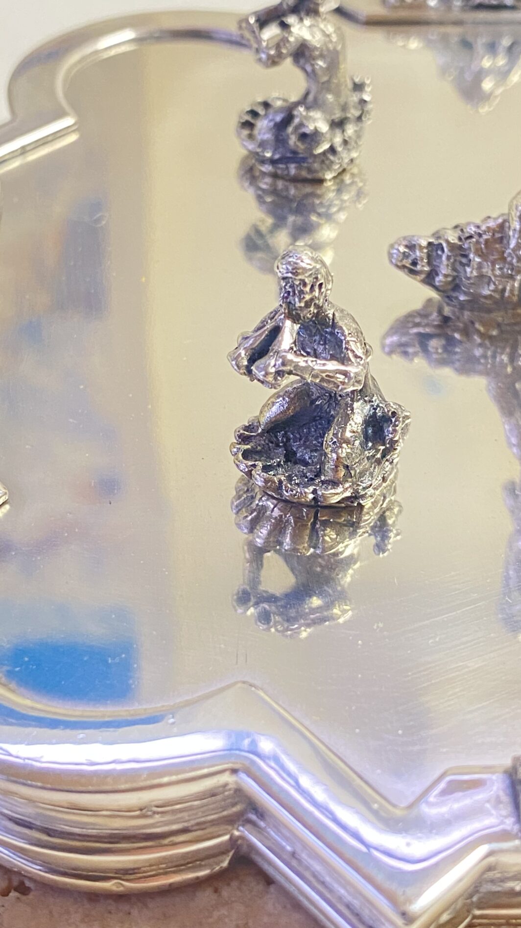 SORPRENDENTE E GRANDE SOURTOUT VINTAGE DELLA CELEBRE CASA ARGENTIERA ROMANA “RIDI E MADON”, IN ARGENTO MASSICCIO 925 E TRAVERTINO, RAFFIGURANTE LE FAMOSE FONTANE DELLA CELEBRE PIAZZA NAVONA : LA FONTANA DEL MORO, DEI QUATTRO FIUMI E LA FONTANA DEL NETTUNO. (IL PREZZO SI RIFERISCE AL COMPLETO, MA I PEZZI POSSONO ESSERE VENDUTI ANCHE SINGOLARMENTE – CONTATTAMI PER IL PREZZO DI CIASCUNO) - immagine 25